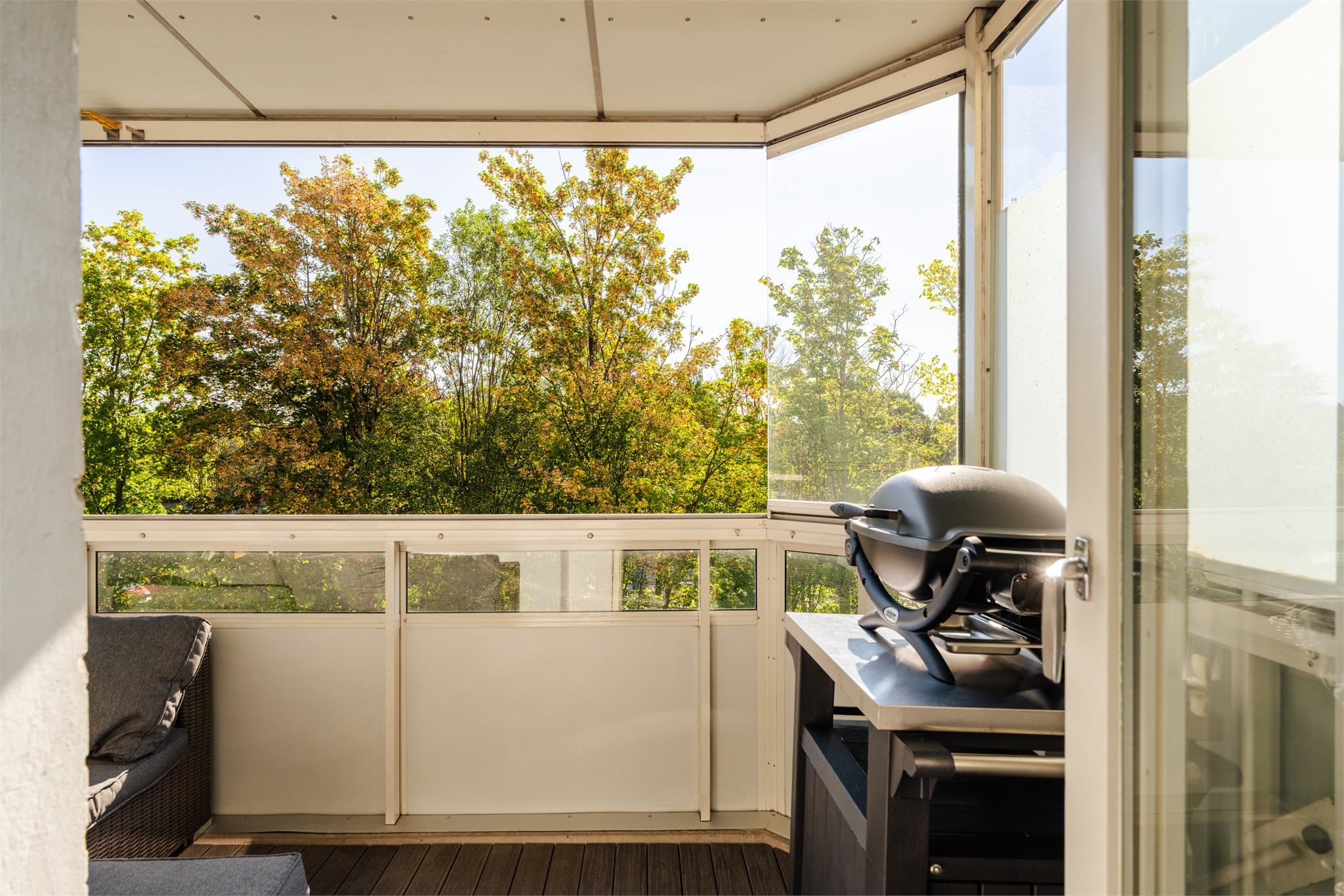Leiligheten har en innglasset balkong på 7 m². Balkongen har utsyn mot borettslagets grønne og pent opparbeidede fellesarealer.