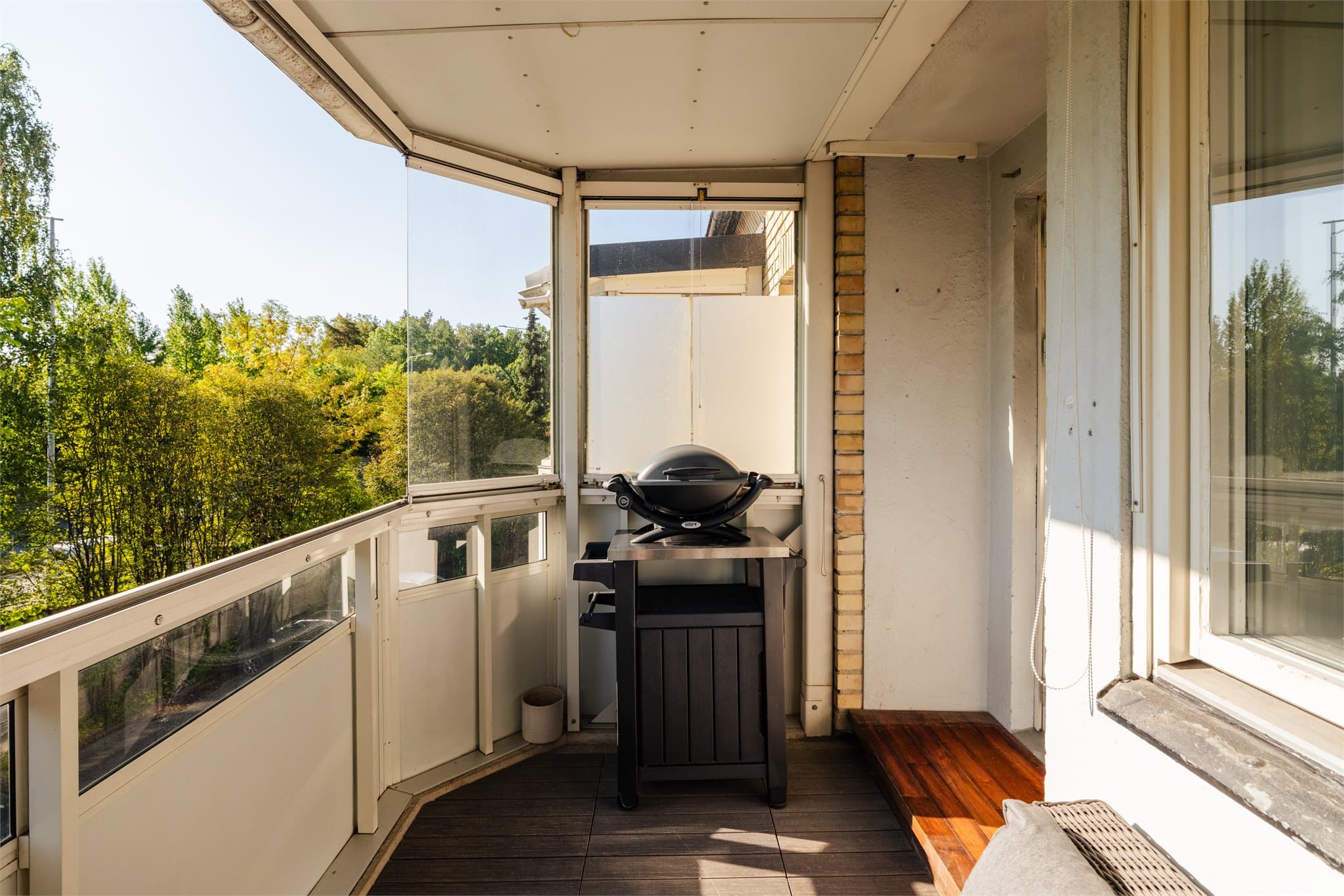 Balkongen har tremmegulv og god plass til både sittegruppe og grill.