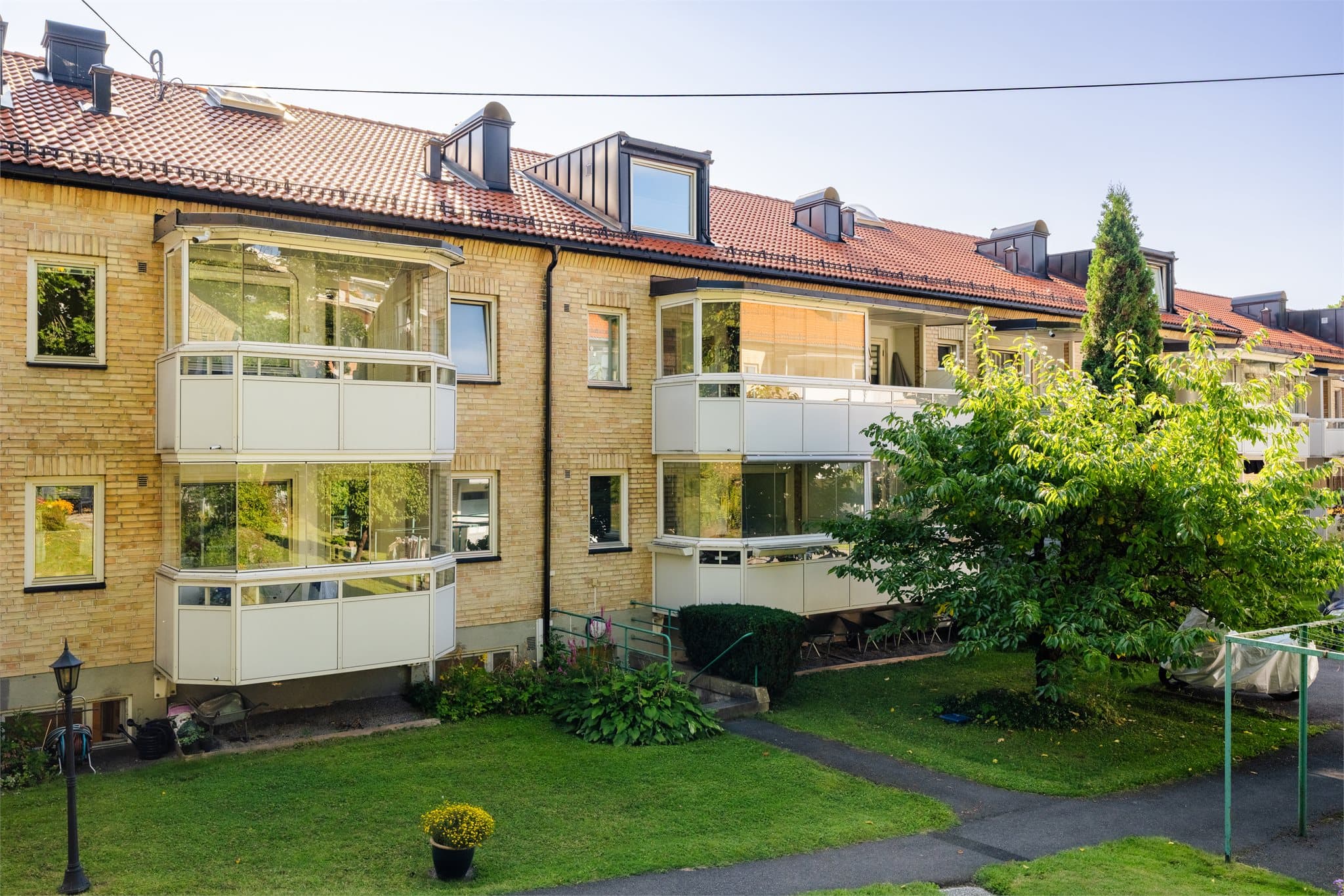 Leiligheten disponerer en loftsbod på ca. 2 m² og en kjellerbod på ca. 5 m².