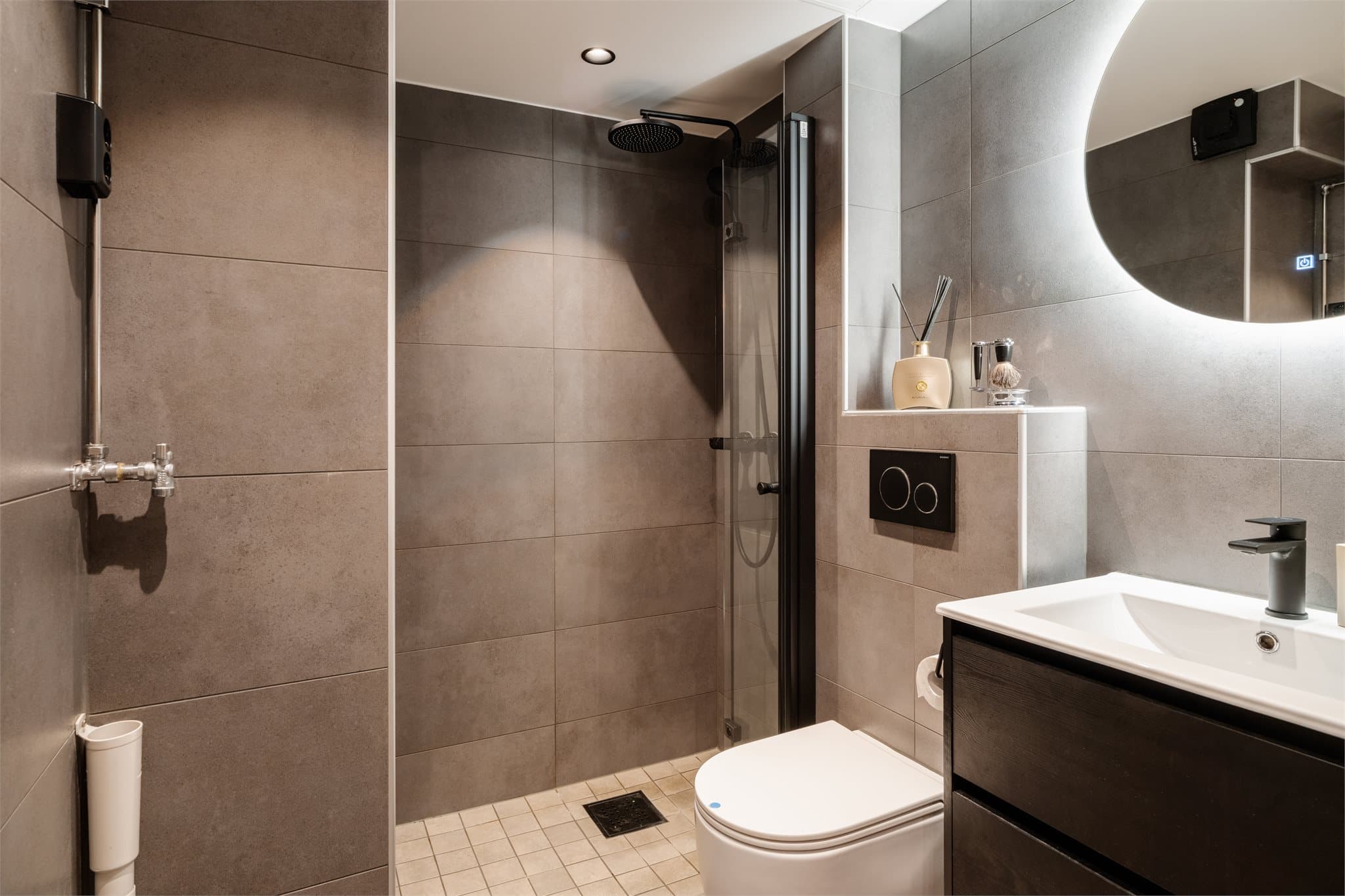 Badet ble oppgradert i 2024 med fliser, elektrisk gulvvarme og regndusj.