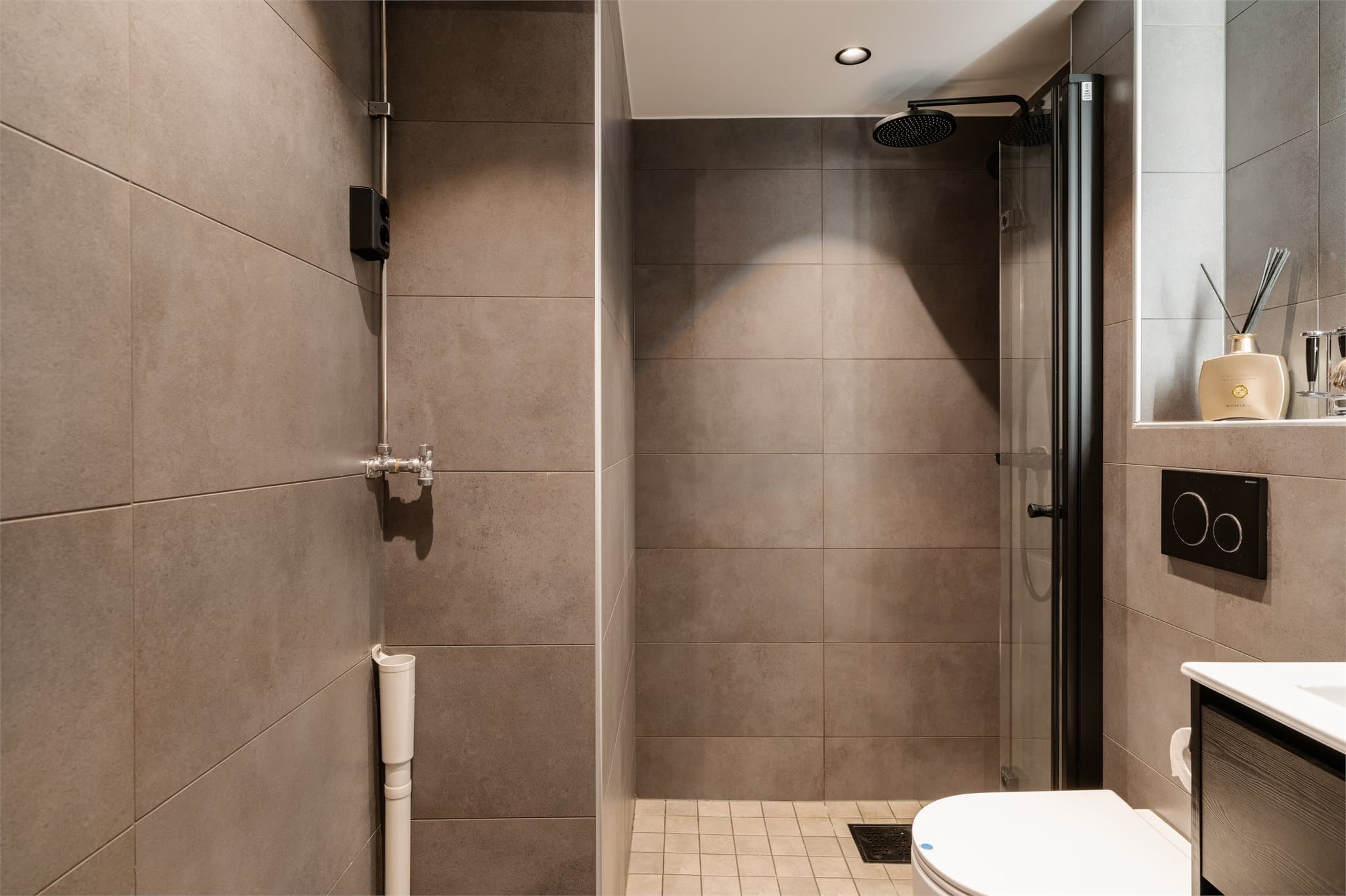 Moderne og elegant bad. Badet er oppført i henhold til TEK17 og har vegghengt toalett og opplegg for vaskemaskin