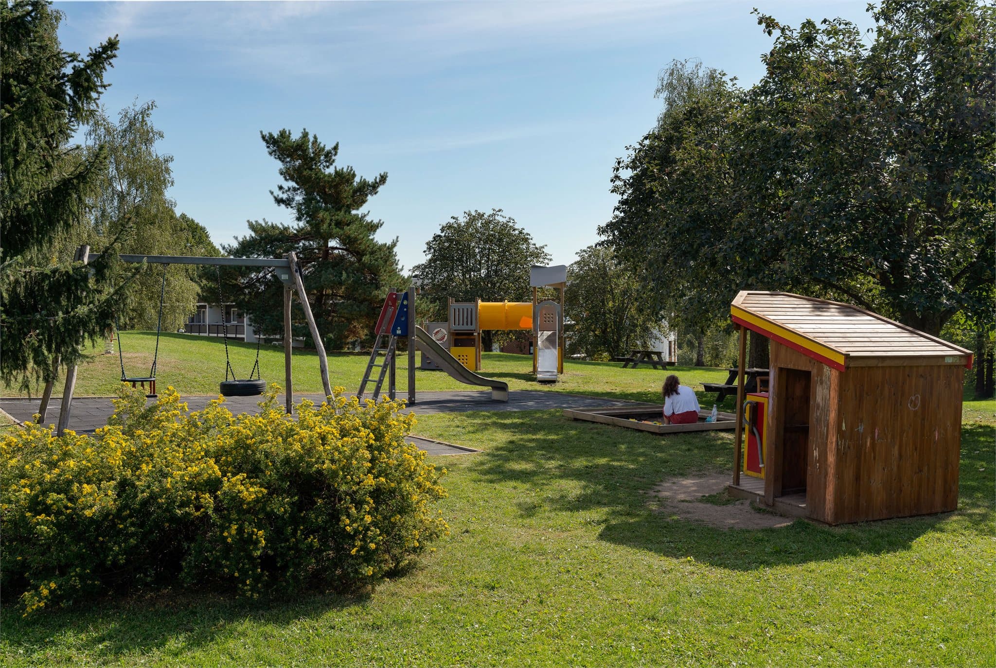 Flere lekeplasser og grøntområder i umiddelbar nærhet.