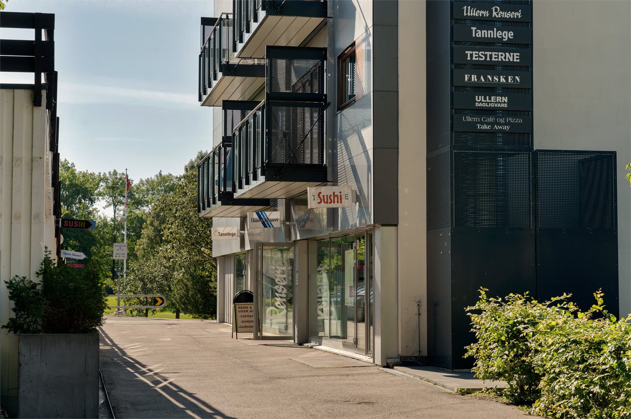 Gangavstand til Møllhausen Torg med blant annet KIWI, apotek og kafé.