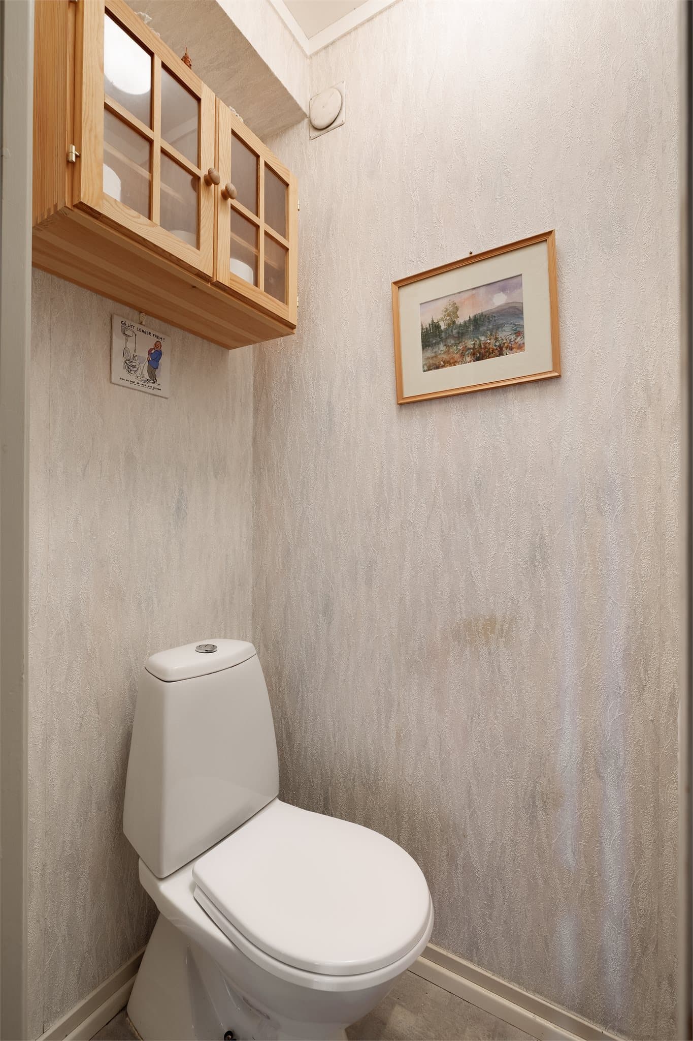 Like ved badet ligger et praktisk, separat toalettrom.
