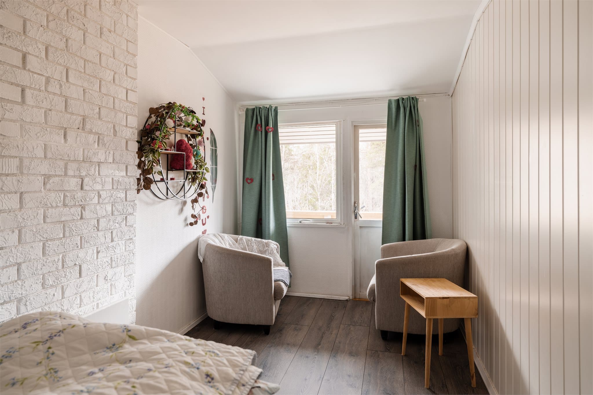 Soverommet har utgang til balkong.