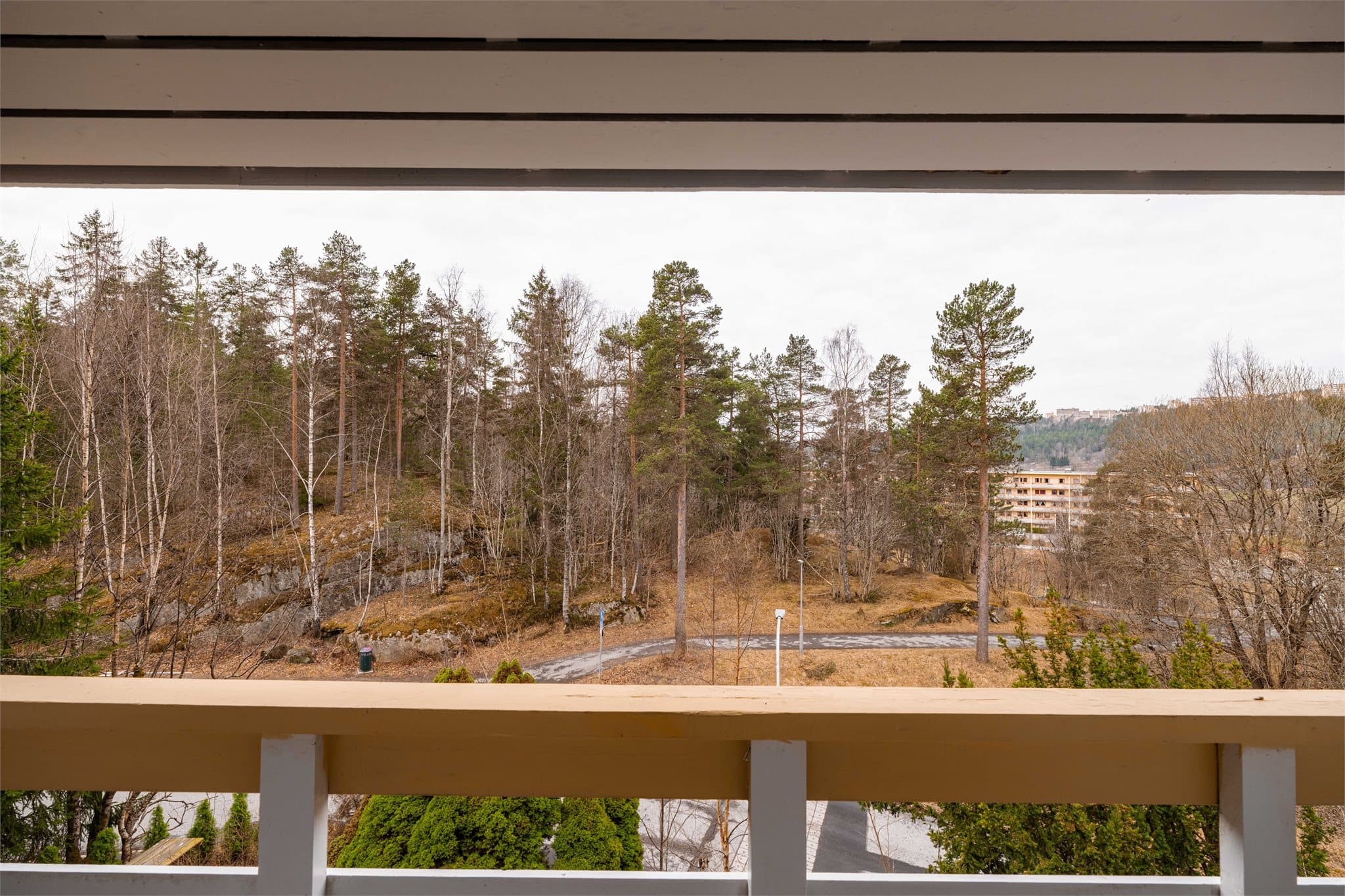 Boligen ligger skjermet til med nærhet til natur og turstier.