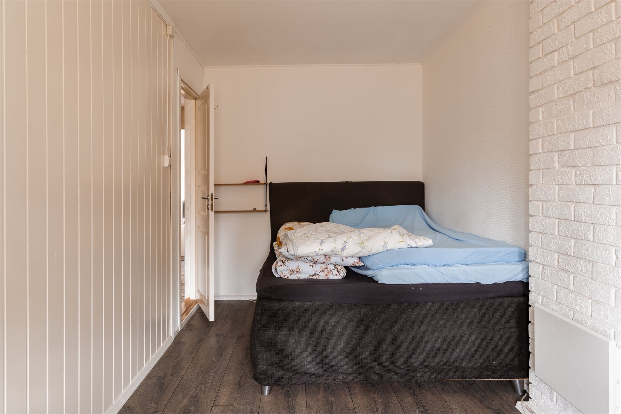 Et av de tre soverommene i andre etasje. Rommet har plass til både seng og annen møblering.