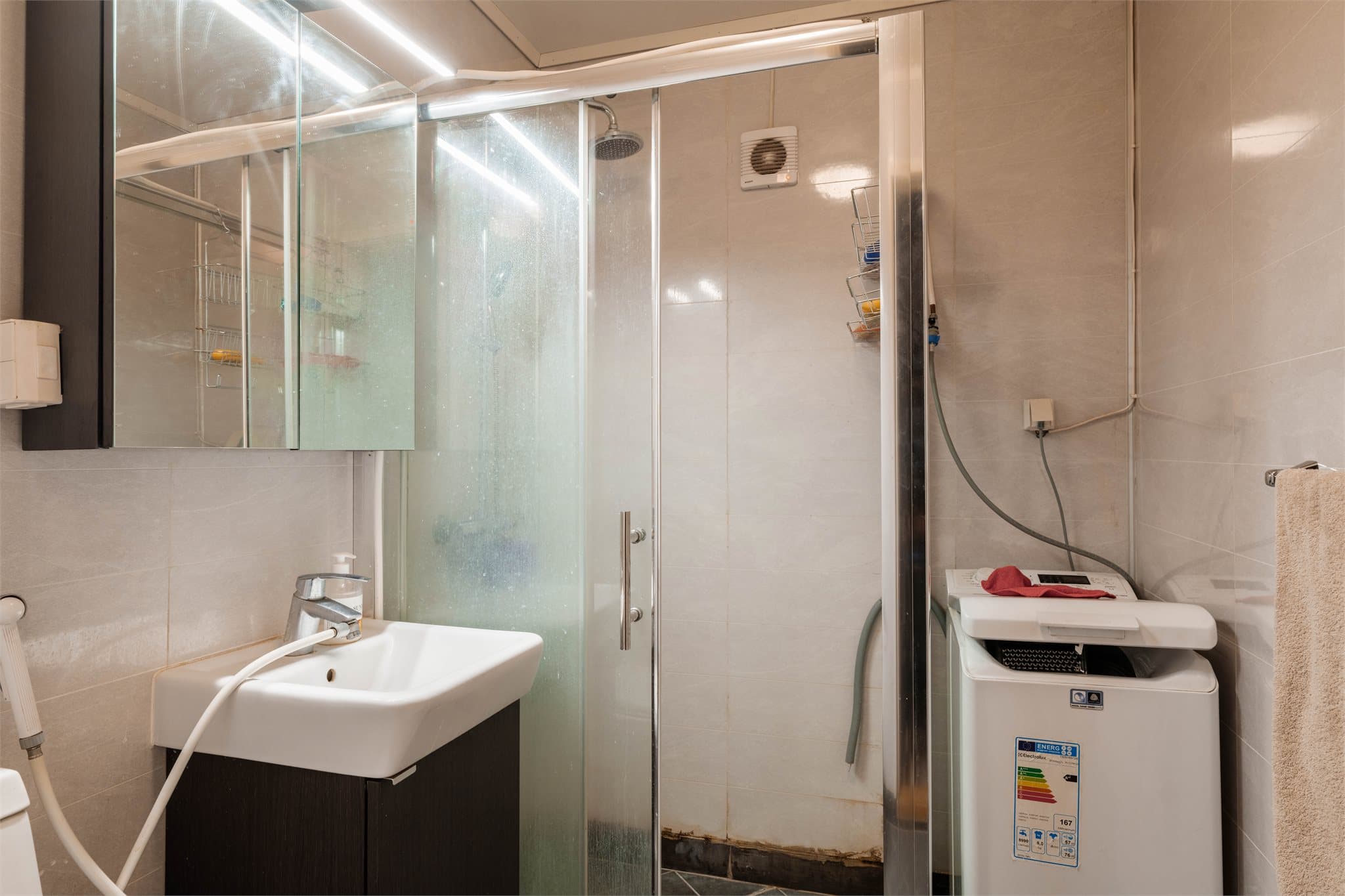 Badet i denne etasjen ble pusset opp i 2022. Det er utstyrt med servant, klosett, dusj og opplegg for vaskemaskin.