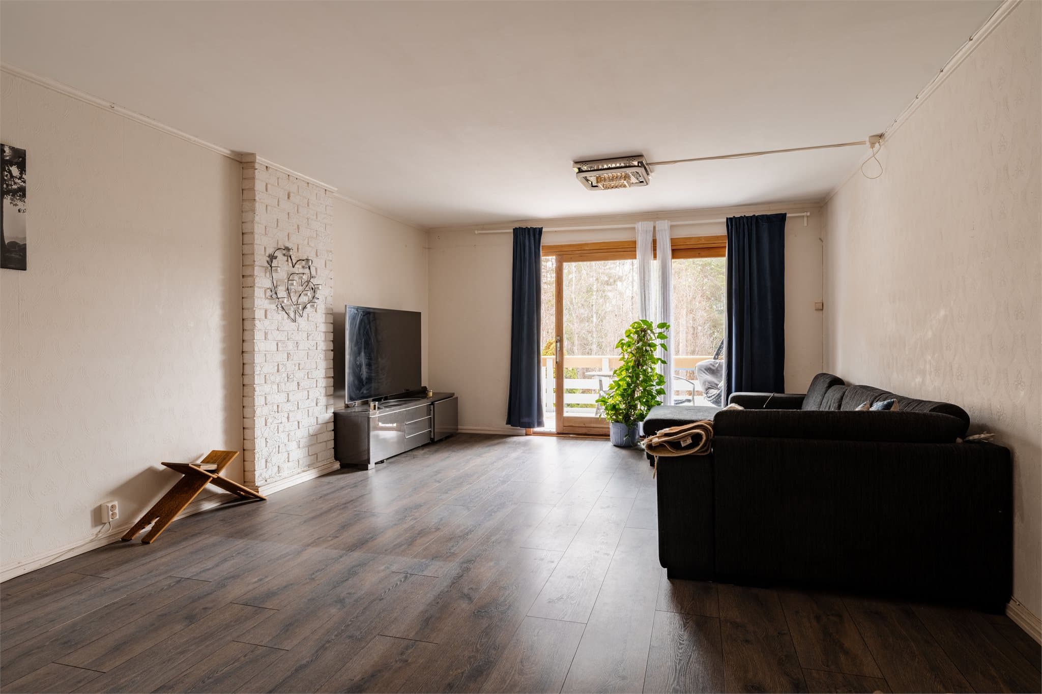 Stuen i første etasje har laminat på gulvet og en himlingshøyde på ca. 2,38 meter. Stuen er romslig og gir fleksibilitet for møblering.