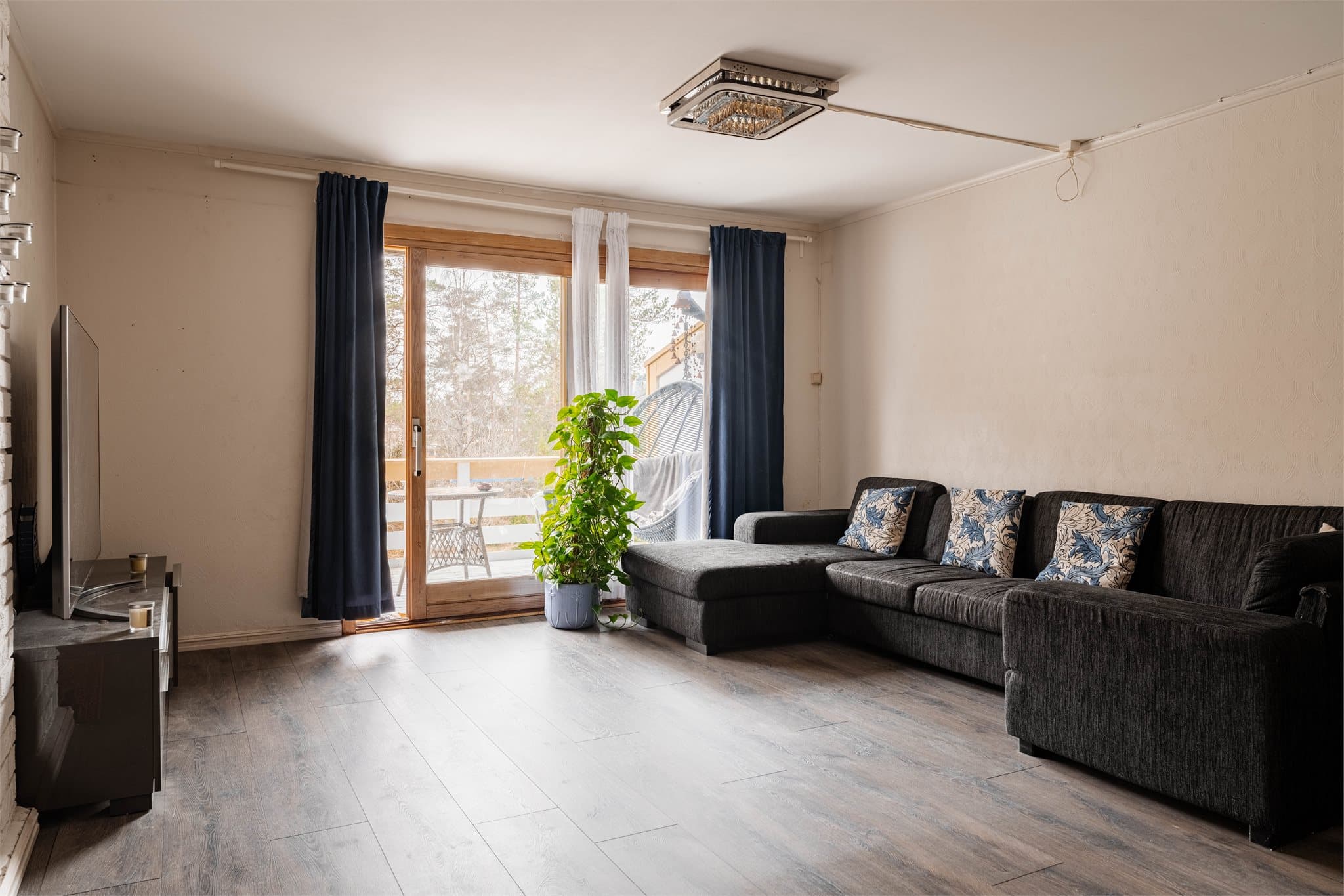 Fra stuen er det direkte utgang til en sørvestvendt veranda.