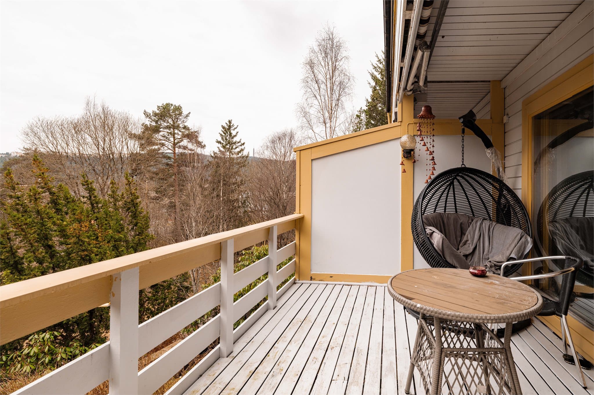 Verandaen er på ca. 11 m² og har god plass til utemøbler.