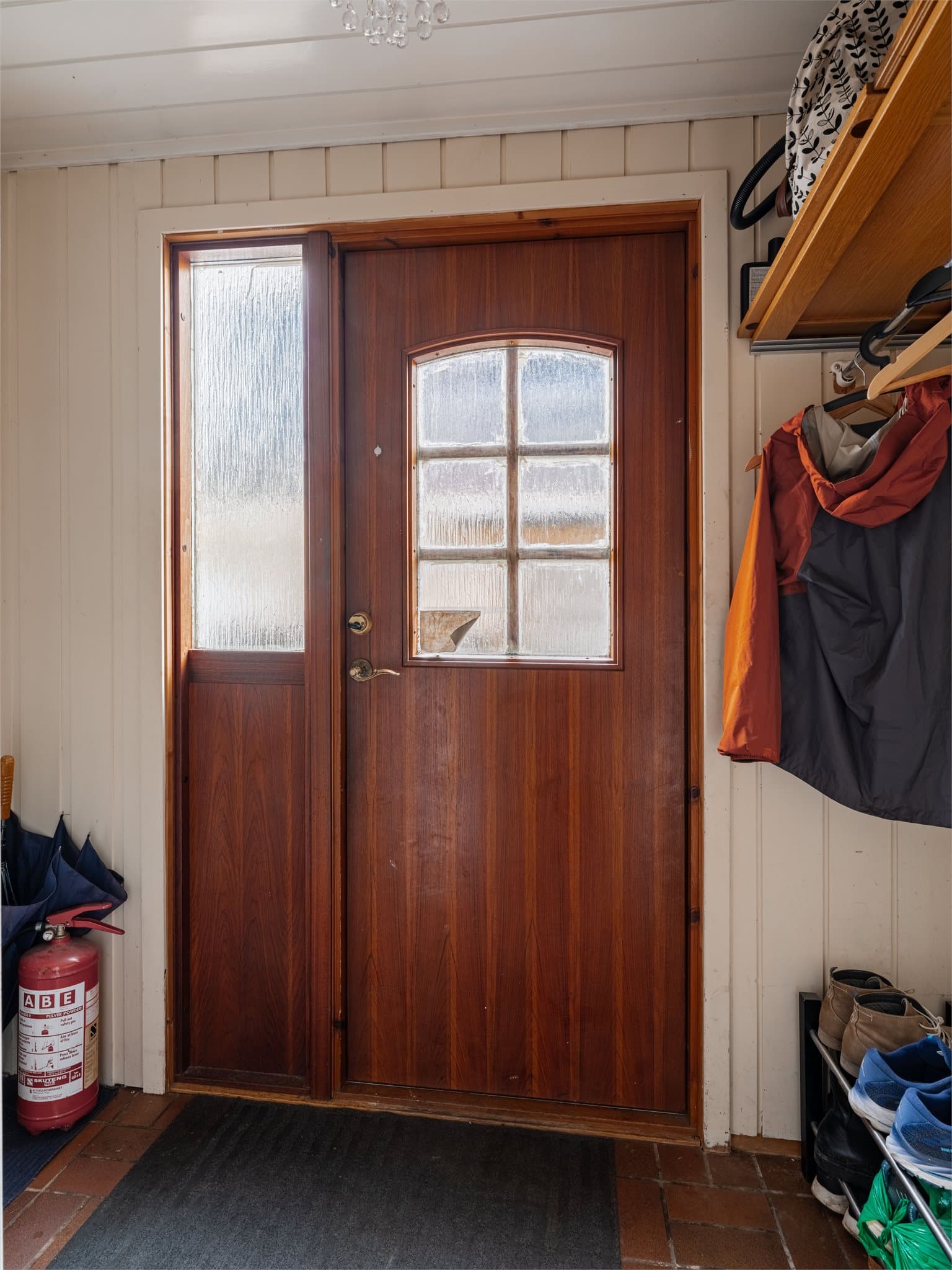 Entréen ligger i 1.etg. og har plass til oppbevaring av yttertøy og sko.