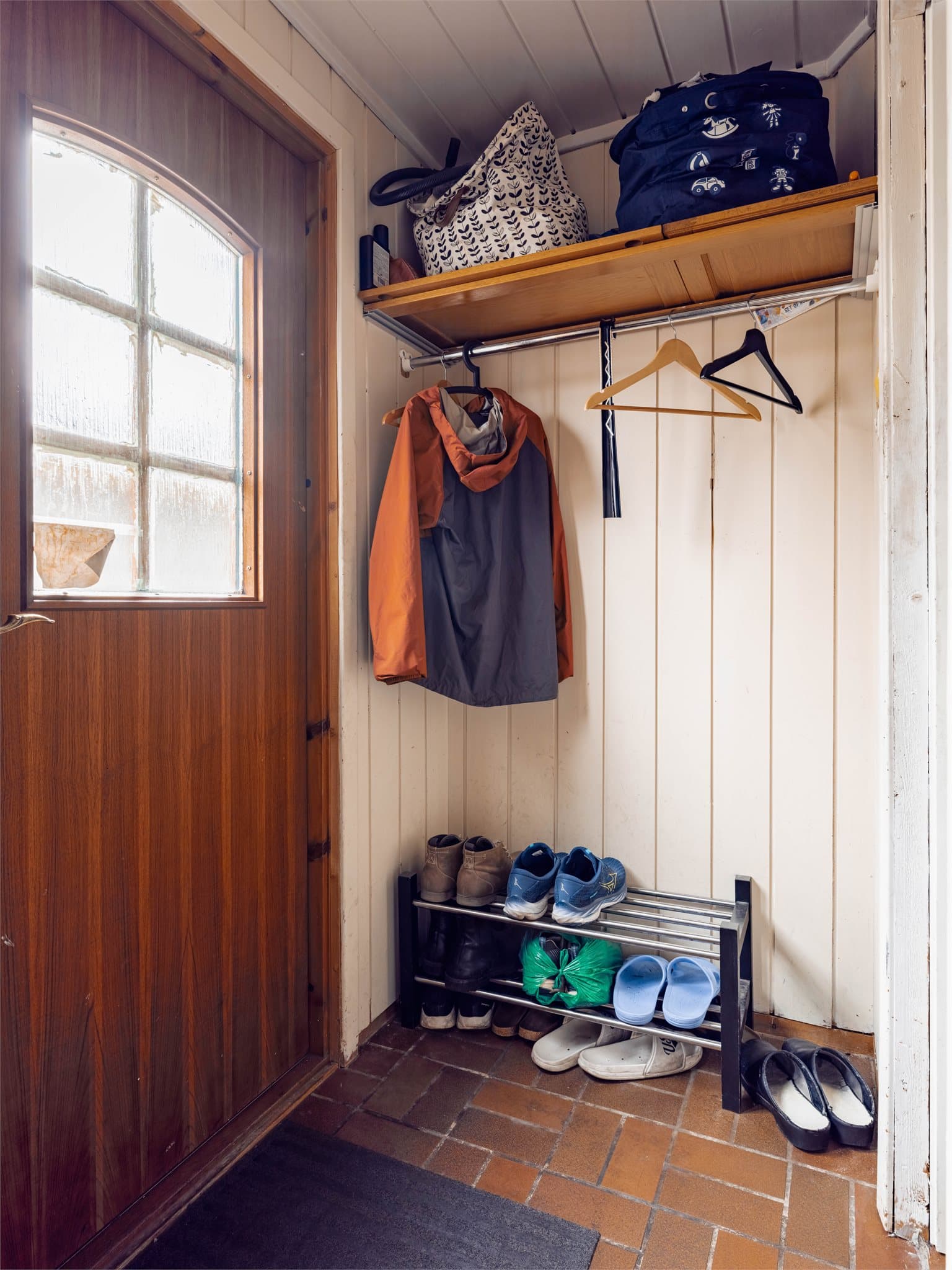 Praktisk hylleløsning for ytterligere oppbevaring i inngangspartiet.