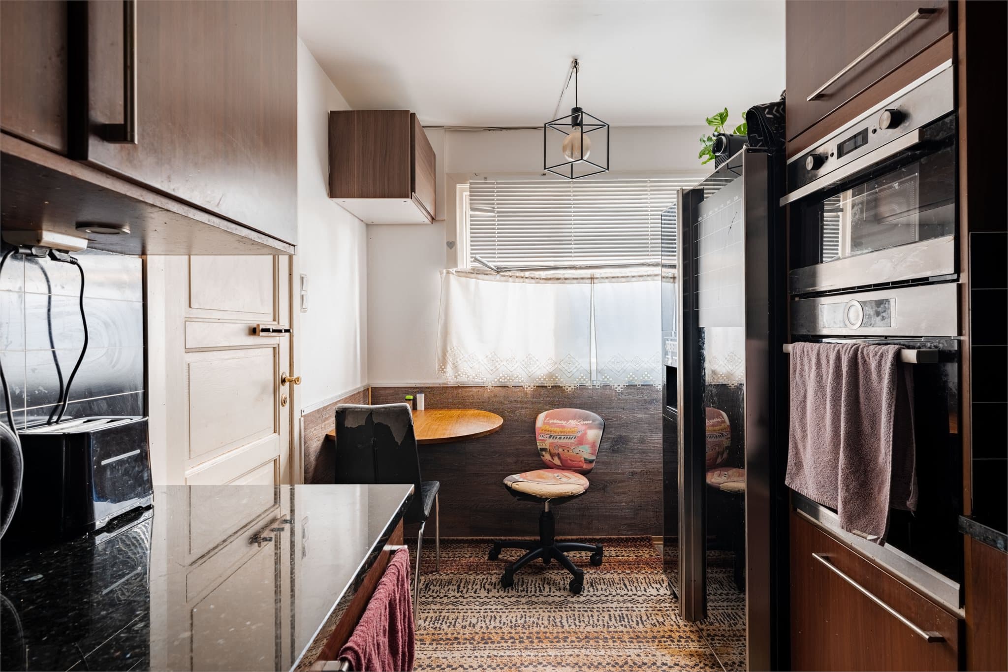 Det er plass til liten spiseplass ved vinduet på kjøkkenet.