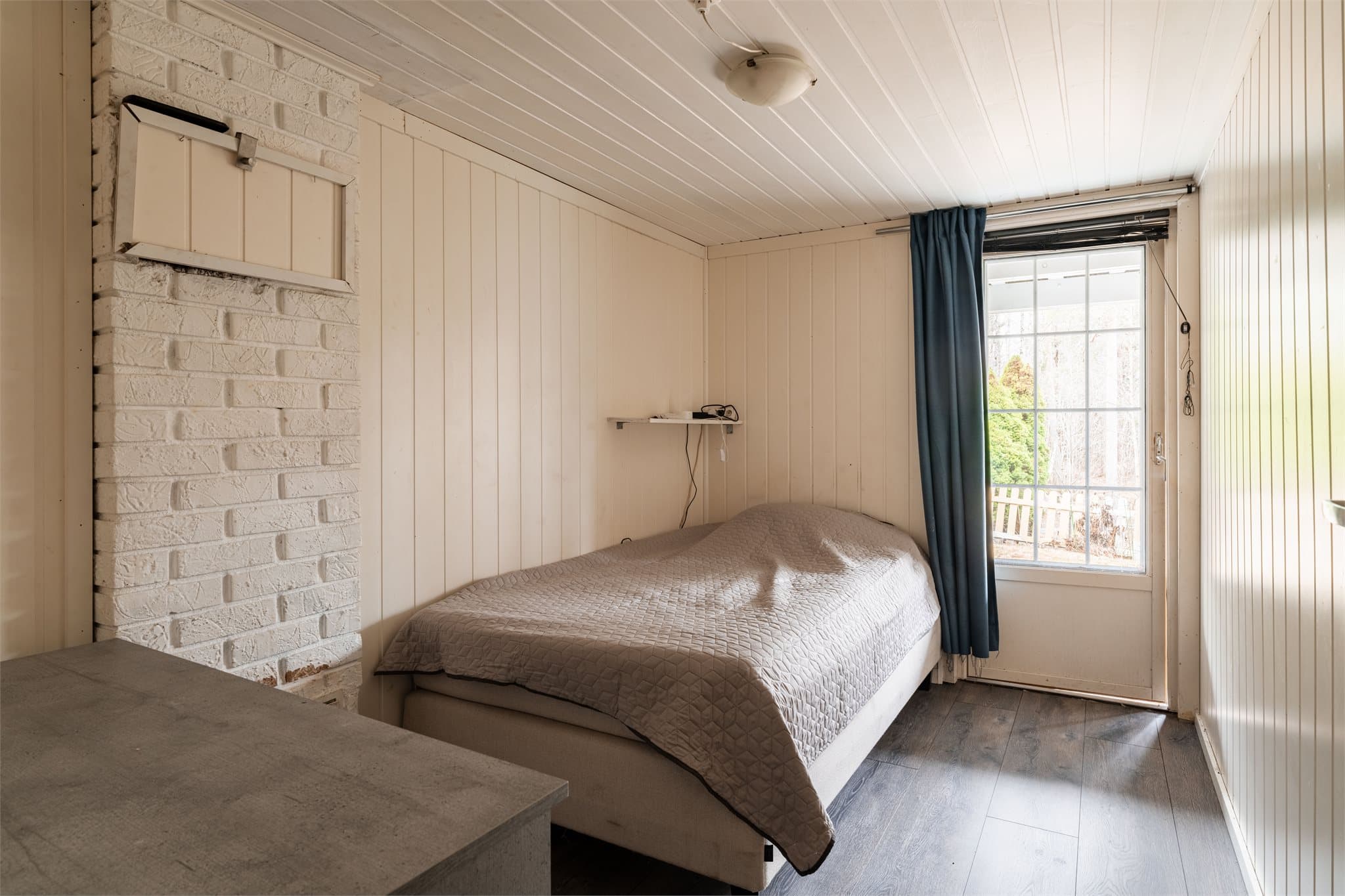 Det andre rommet har direkte utgang til terrassen og hagen.