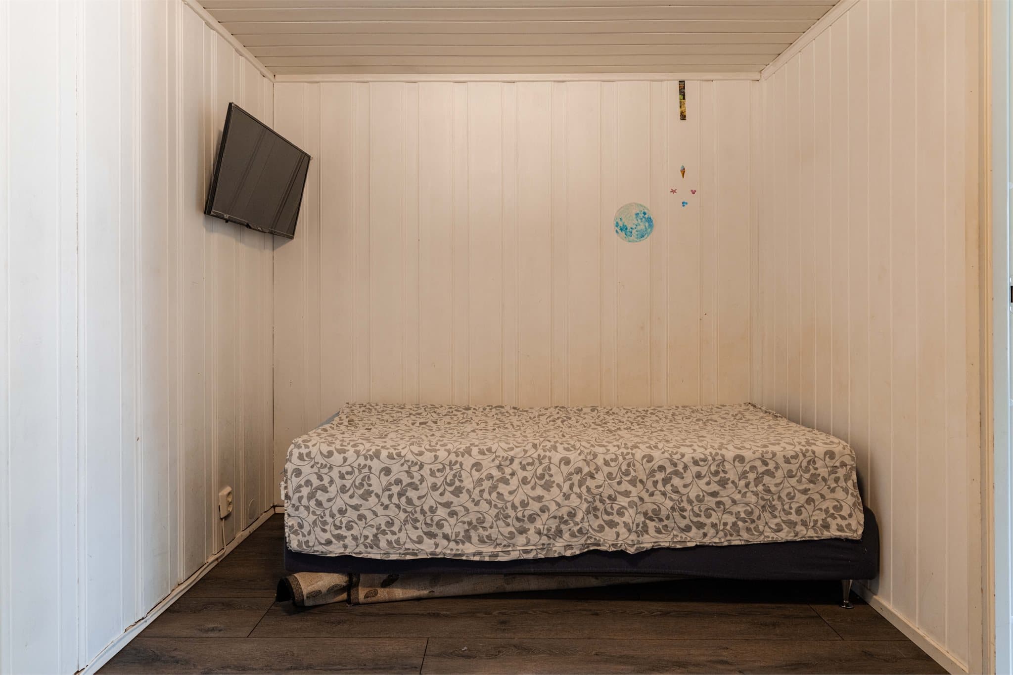 Et disponibelt rom i underetasjen, egnet for oppbevaring eller som en liten TV-krok.