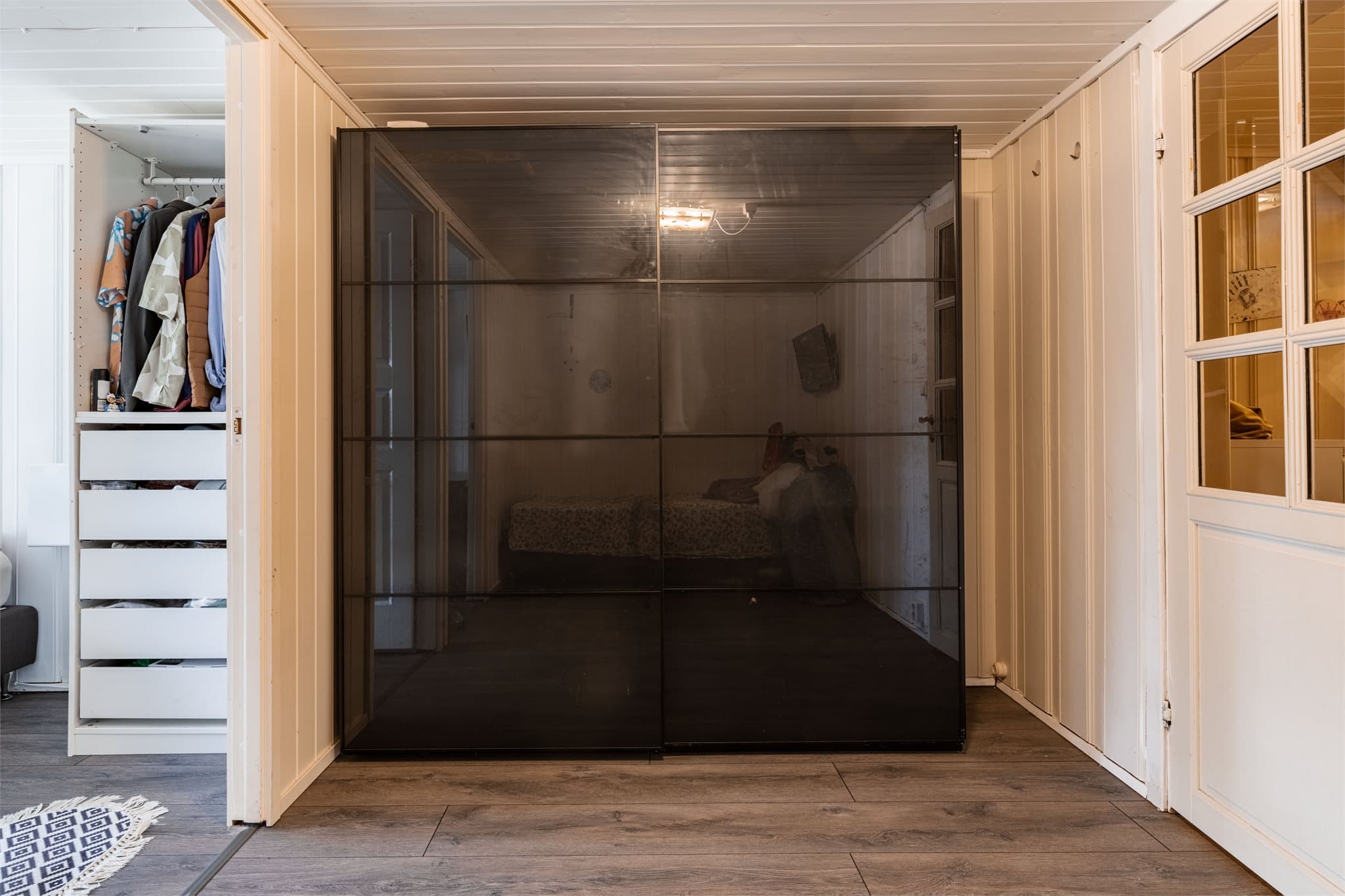 Skyvedørsgarderobe gir god lagringsplass.