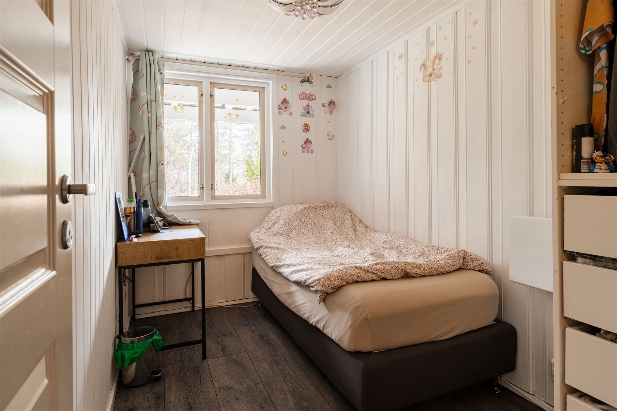 Underetasjen har to innredede rom som i dag benyttes som soverom.