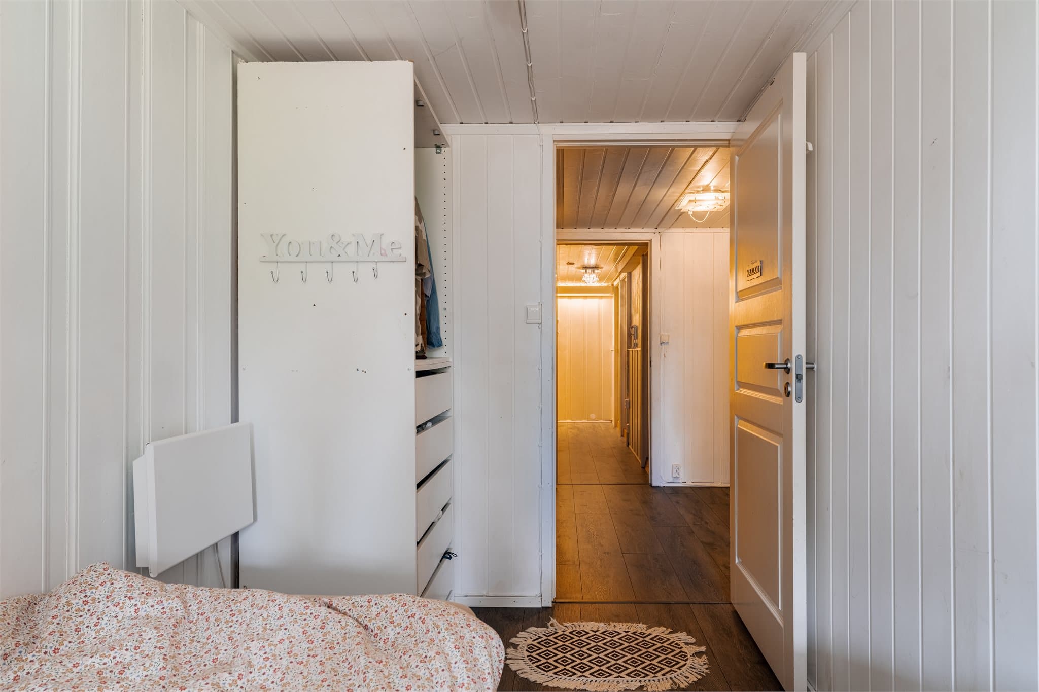 Soverommet har plass til seng og garderobeløsning.