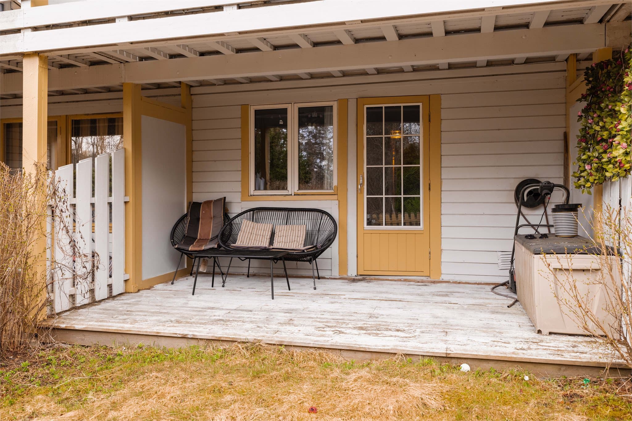 Terrassen i trekonstruksjon på ca. 11 m² har direkte utgang fra underetasjen.