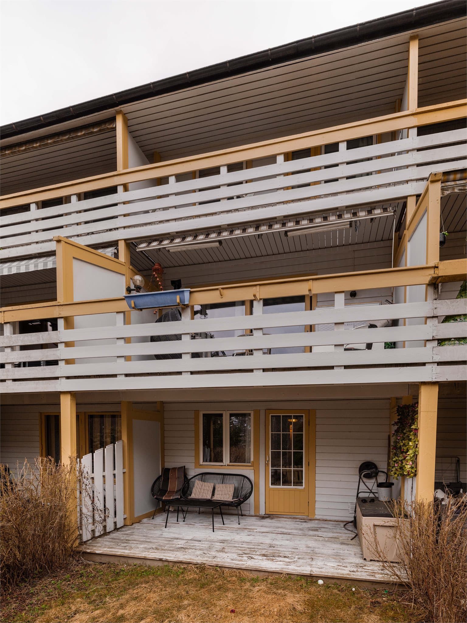 Fasaden mot hagen viser de tre nivåene med uteplasser.