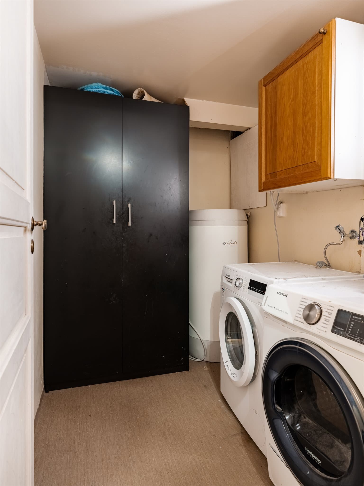 Separat vaskerom i underetasjen med opplegg for vaskemaskin. Her står også varmtvannsberederen på ca. 200 liter fra 2009.