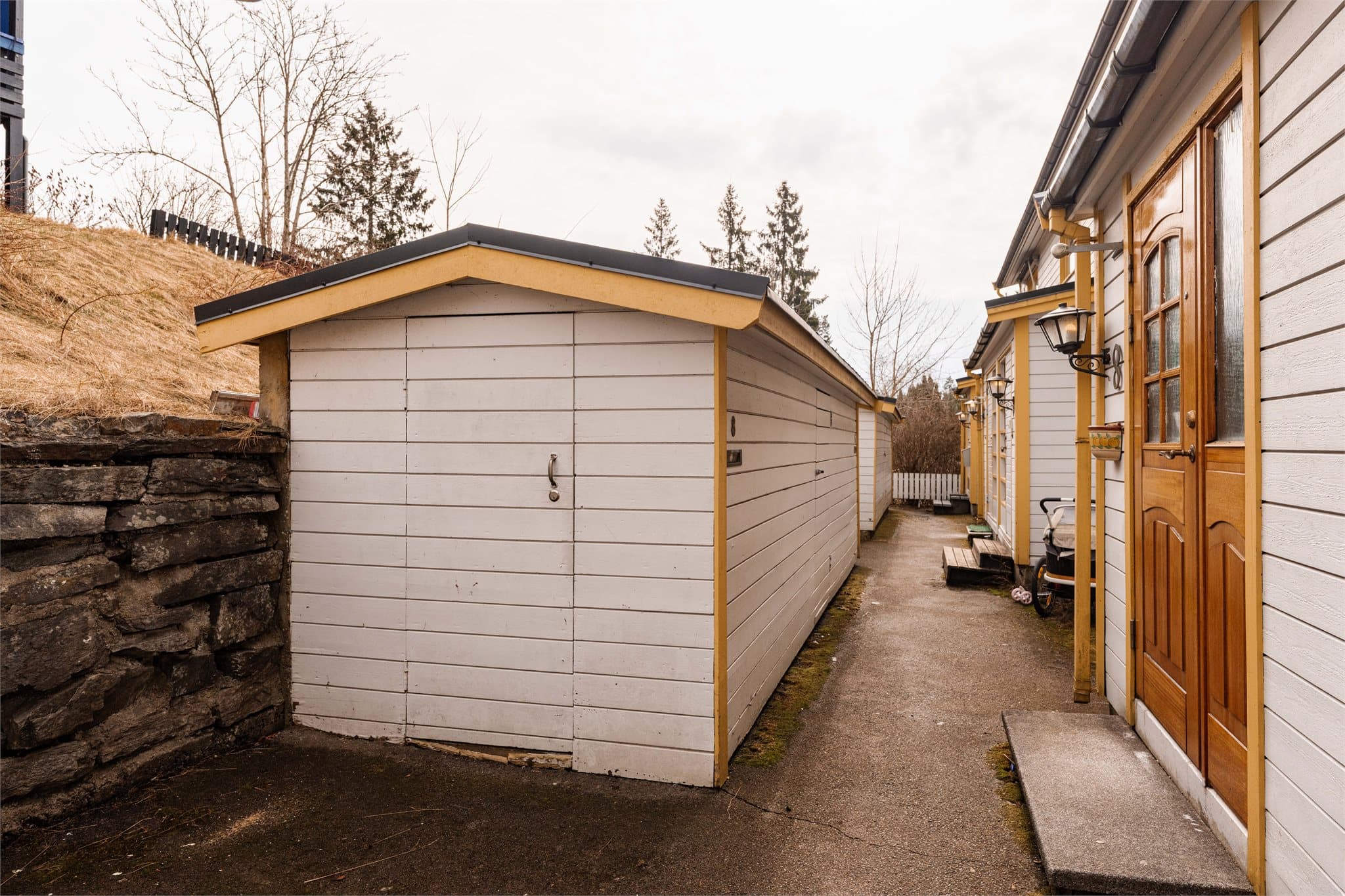 En frittstående utebod på 5 m² gir praktisk og lett tilgjengelig lagringsplass.