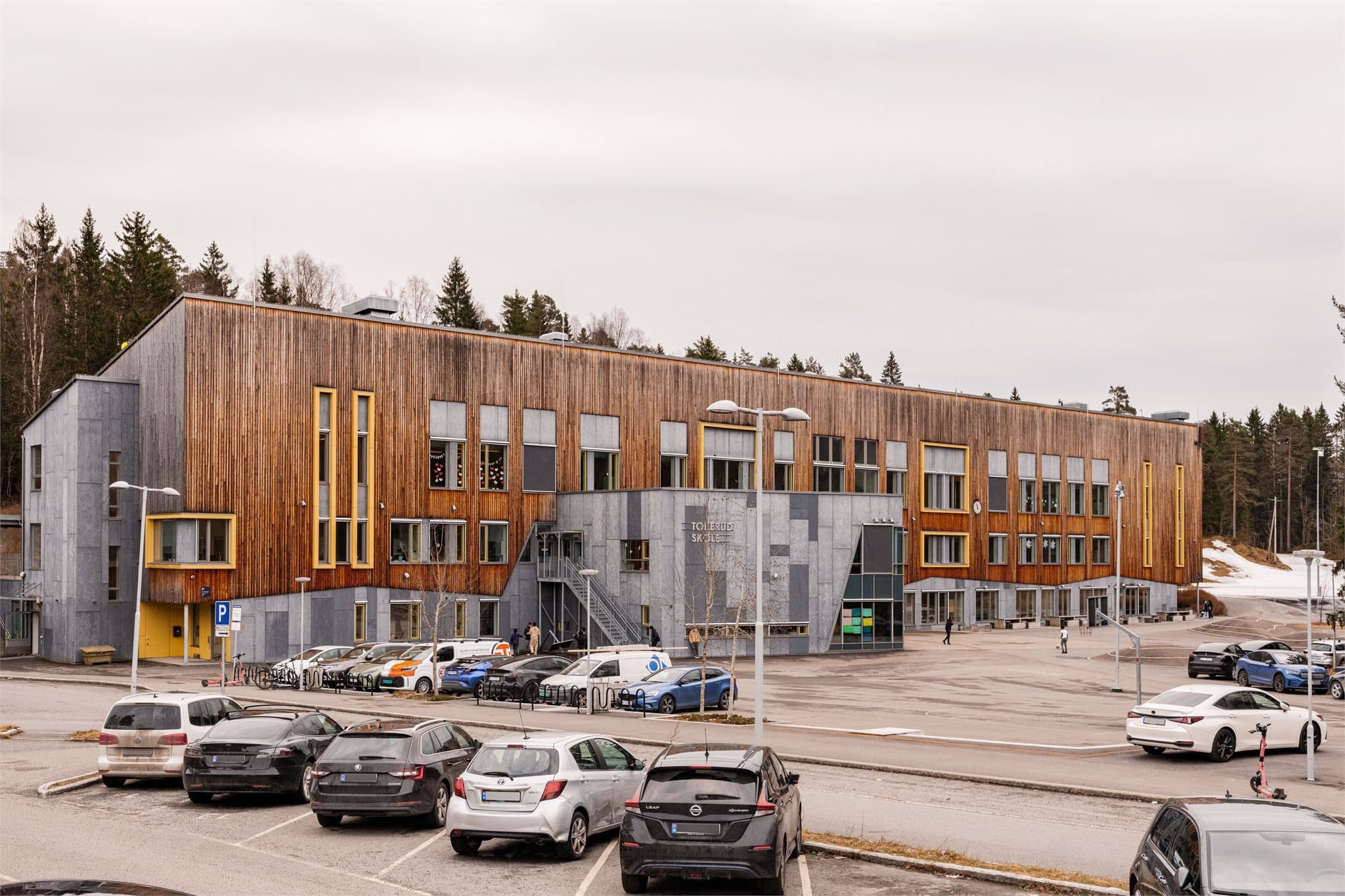 Tokerud ungdomsskole ligger kun et par hundre meter unna.