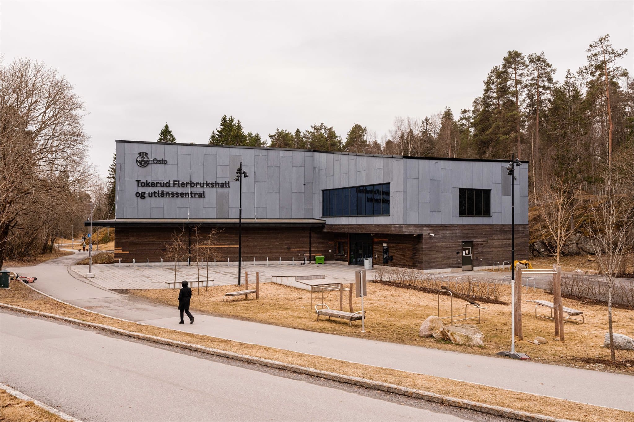 For den aktive er det kort vei til Tokerud Flerbrukshall og Utlånssentral.