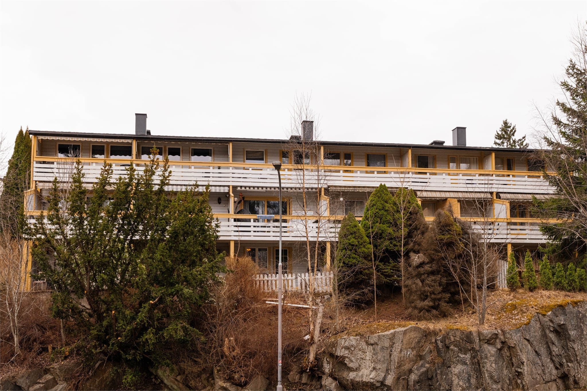 Eiendommen ligger skjermet til på et høydedrag med gode solforhold og en åpen, fin utsikt over nærområdet.