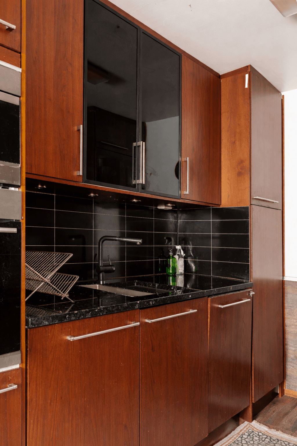 Kjøkkeninnredningen har glatte fronter og godt med skapplass.