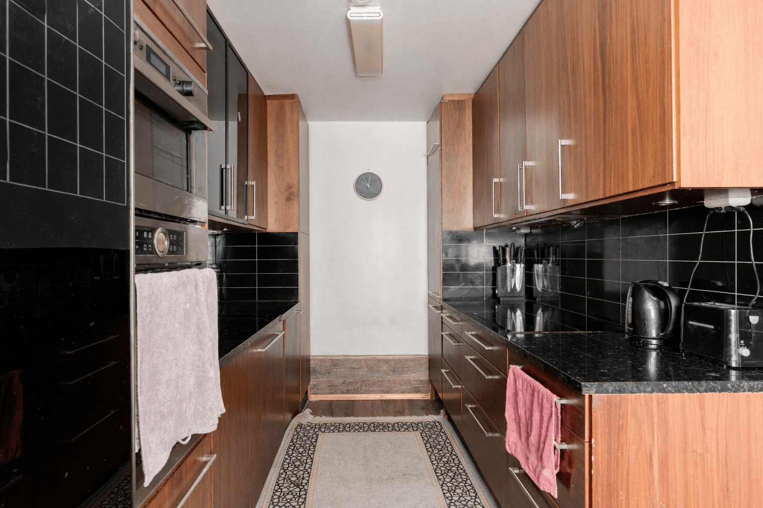 Kjøkkenet i første etasje ble fornyet i 2022, med benkeplate i steinkompositt og integrert stekeovn og platetopp.