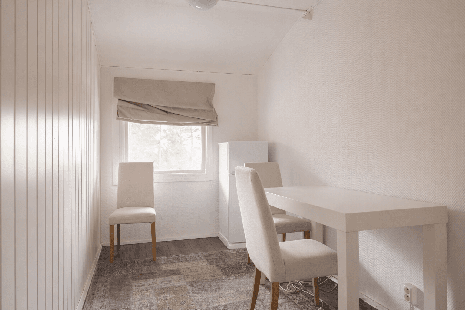 Et av rommene i andre etasje, med plass til en liten spiseplass.