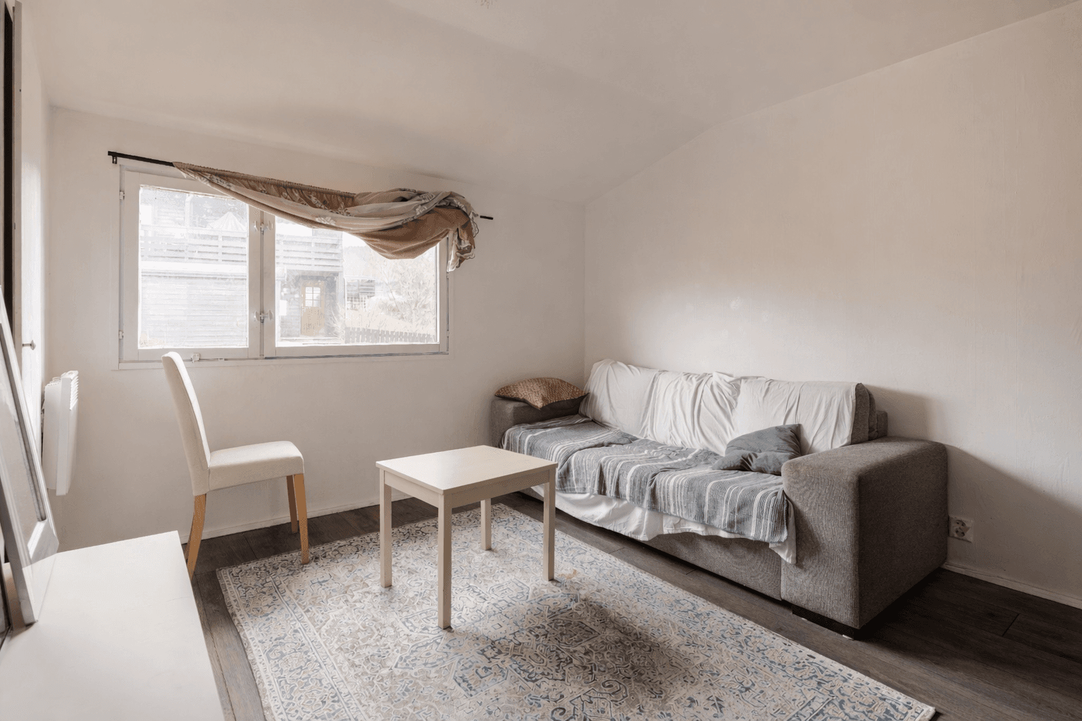 Et annet av soverommene i andre etasje, her innredet som en liten stue.