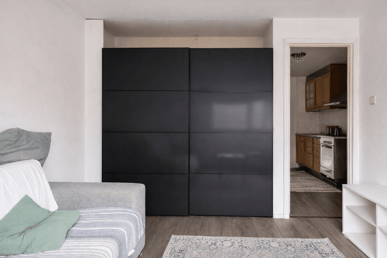 Rommet har en skyvedørsgarderobe for effektiv oppbevaring.