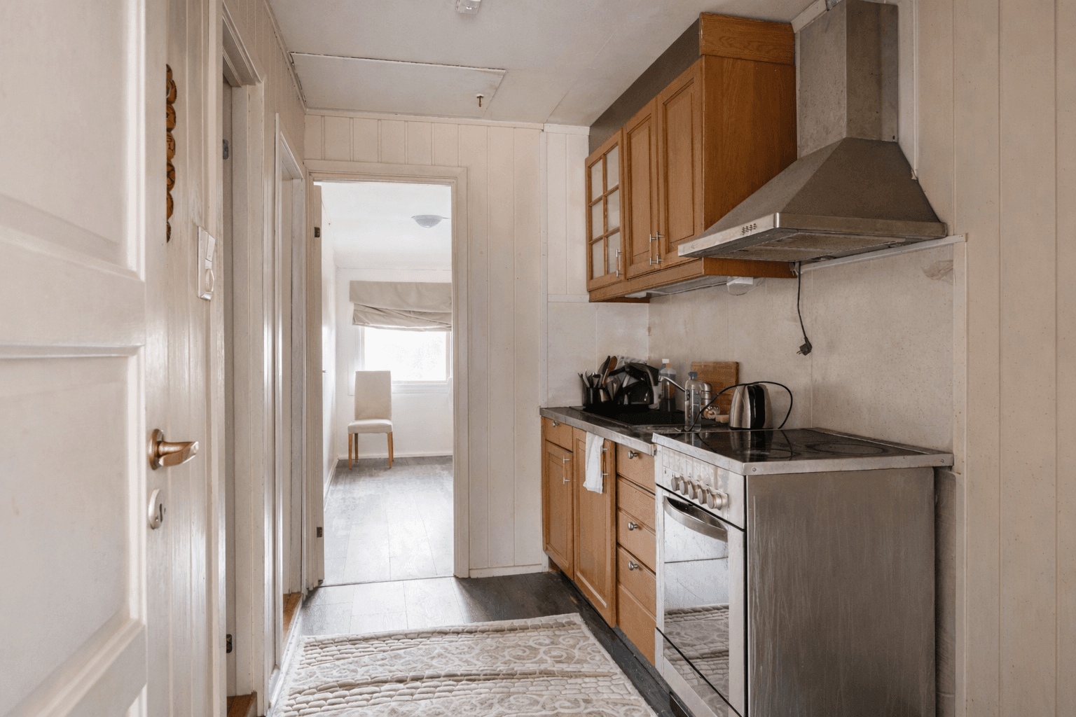 Kjøkkenkroken er plassert i gangen og gir tilgang til et av soverommene.