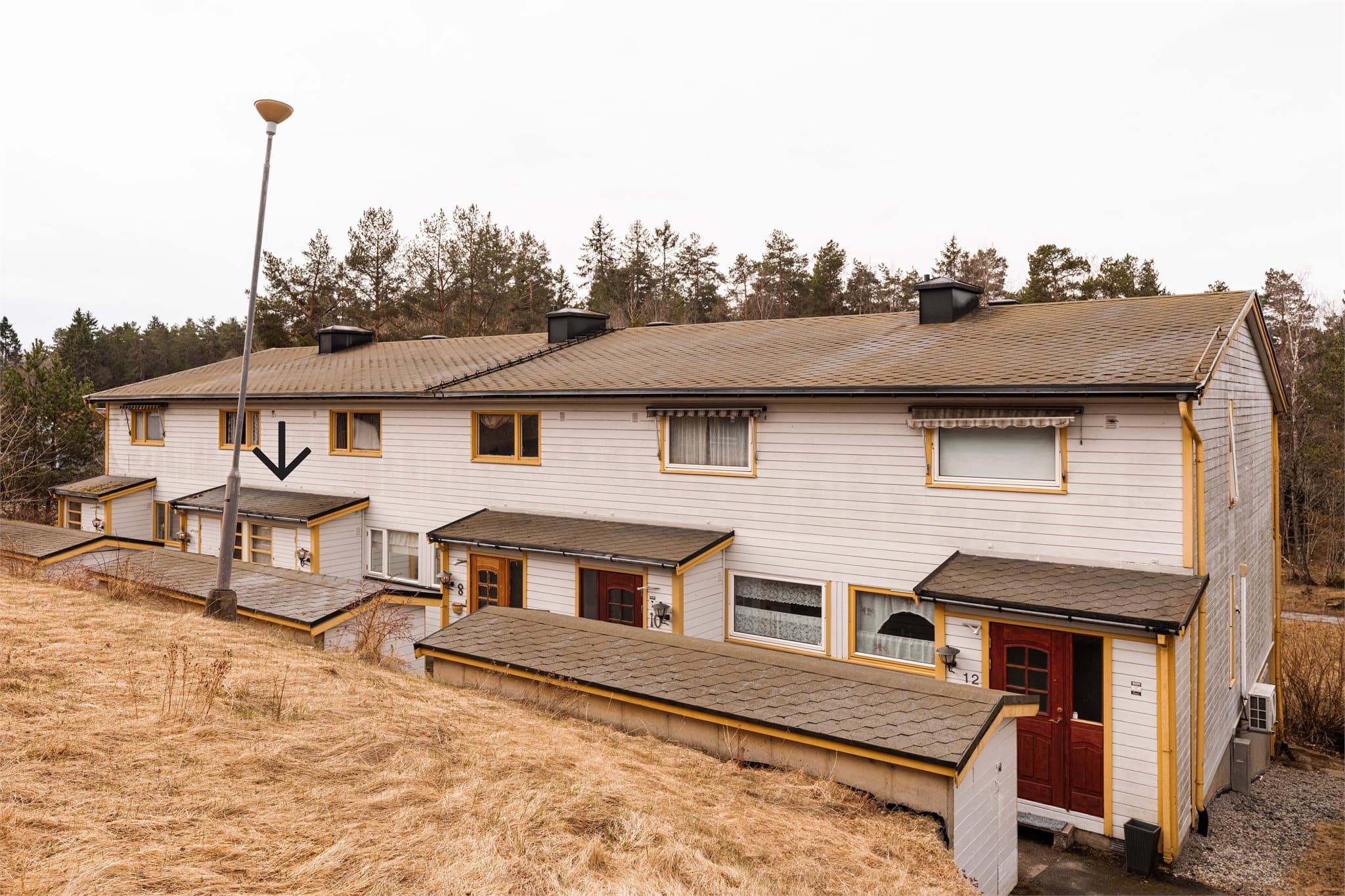 Et familievennlig rekkehus over tre plan, beliggende på et rolig og bilfritt høydedrag på Vestli. Boligen byr på totalt 27 m² med sørvestvendte uteplasser, fordelt på en terrasse med utgang til hage og to verandaer i etasjene over.