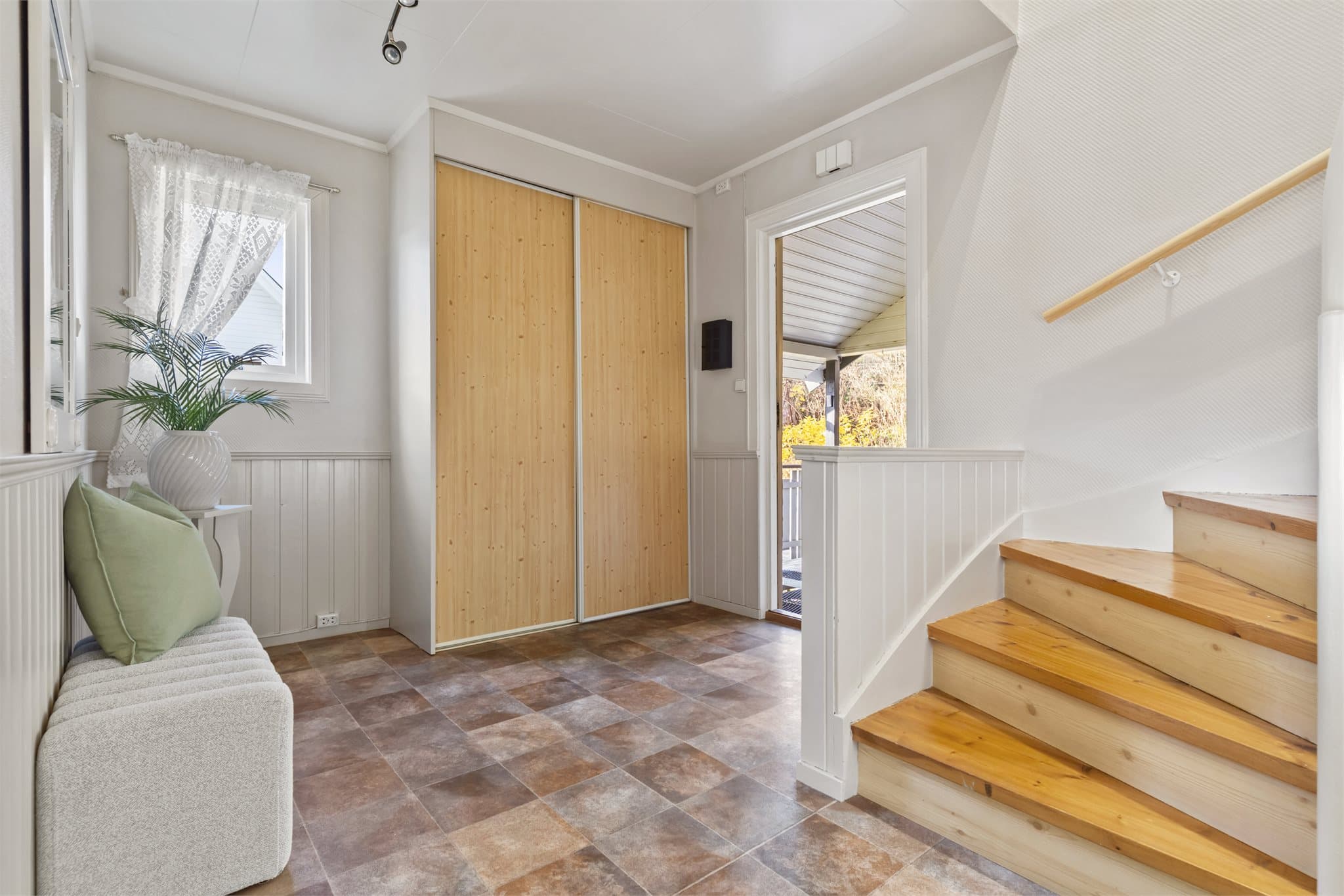 En romslig gang med garderobe