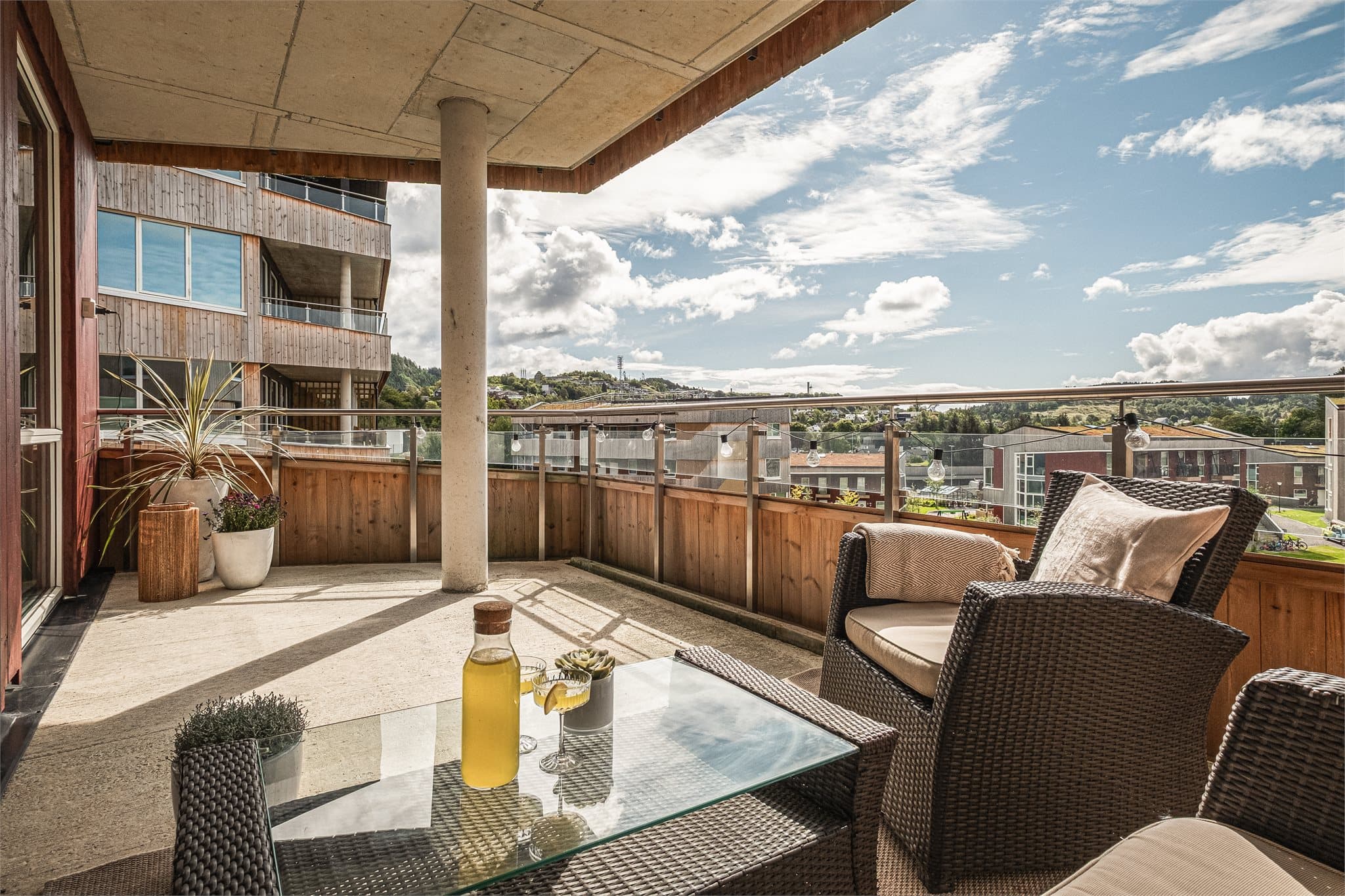 Fra stuen er det utgang til sørvestvendt ovebygd altan på 14,8 kvm.