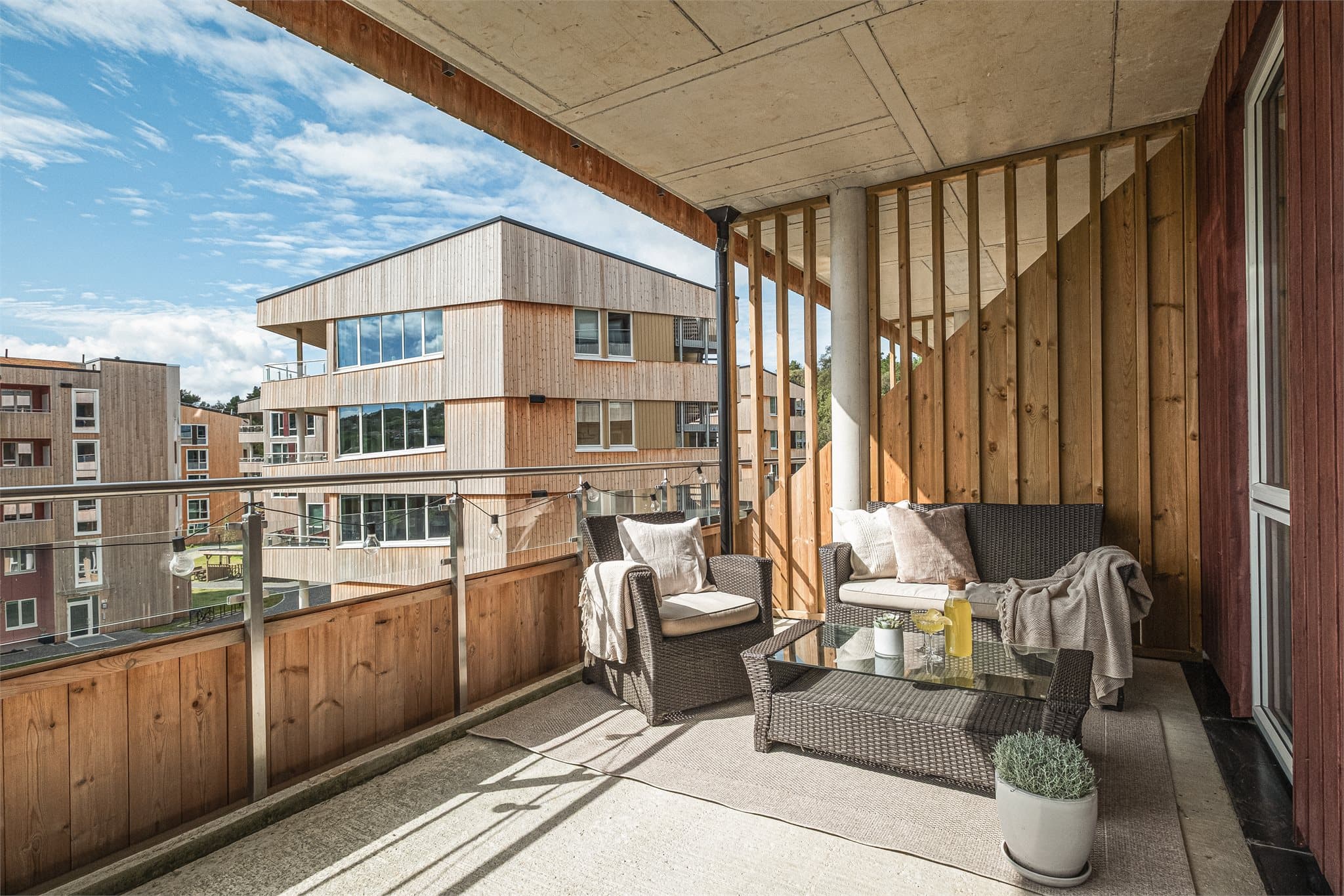 Det er også en medfølgende garasjeplass med ladestasjon for elbil.