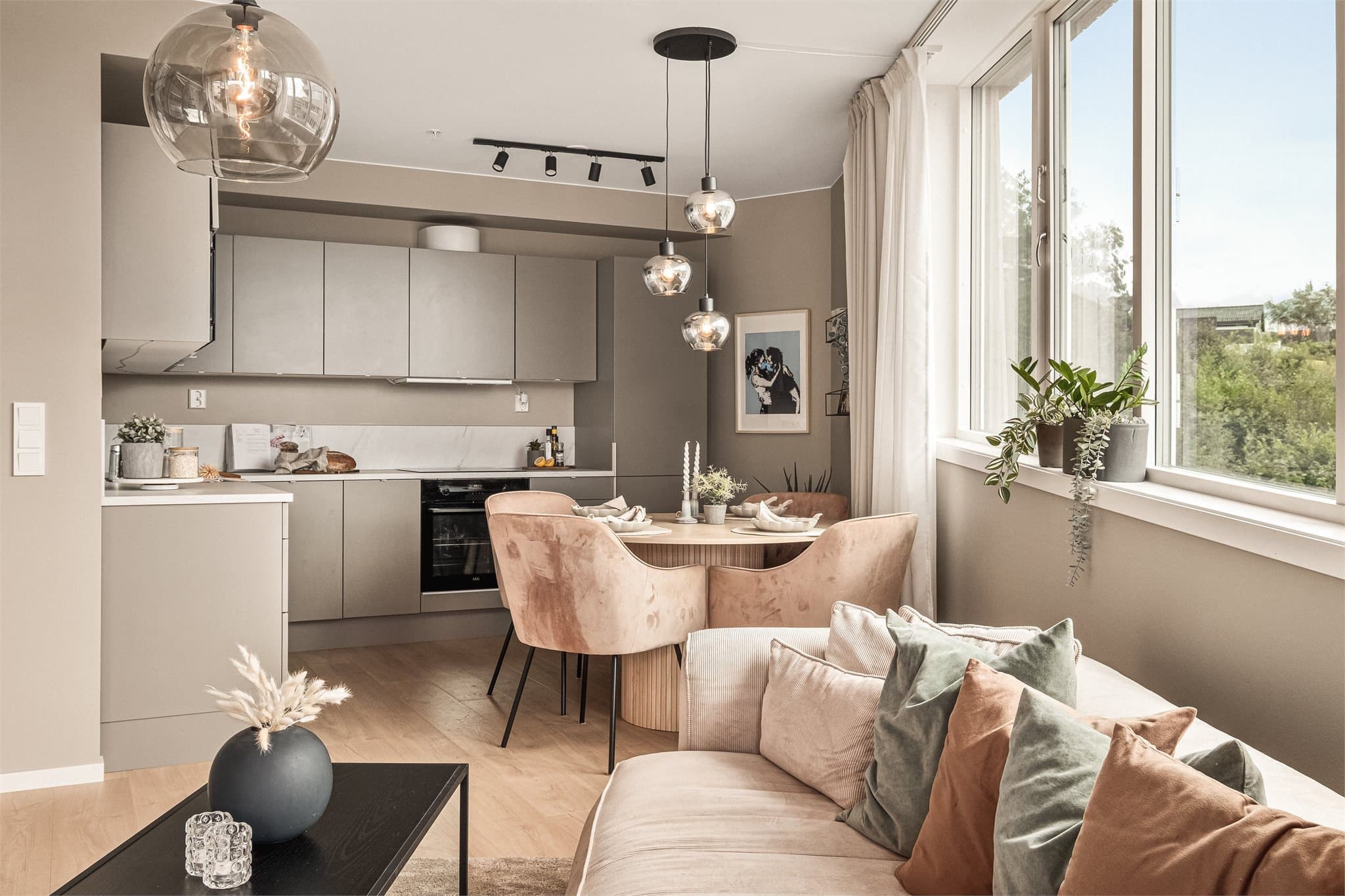 HTH kjøkkeninnredning med slette fronter. Her er det integrerte hvitevarer fra AEG som stekeovn, platetopp med induksjon, oppvaskmaskin, micro og kjøleskap/frys.