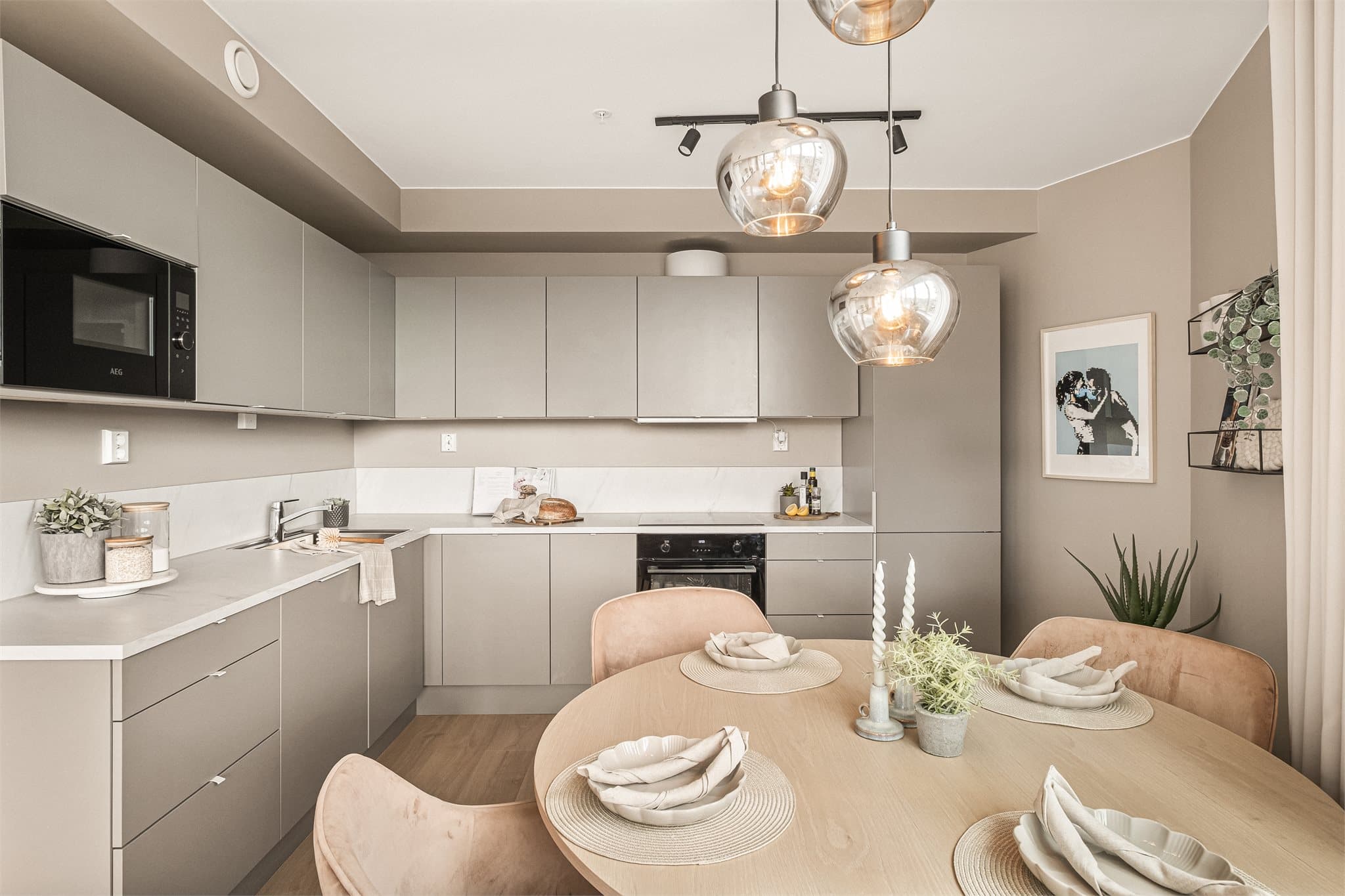 Godt med skap- og benkeplass. Det er montert komfyrvakt og aquastop på kjøkkenet.