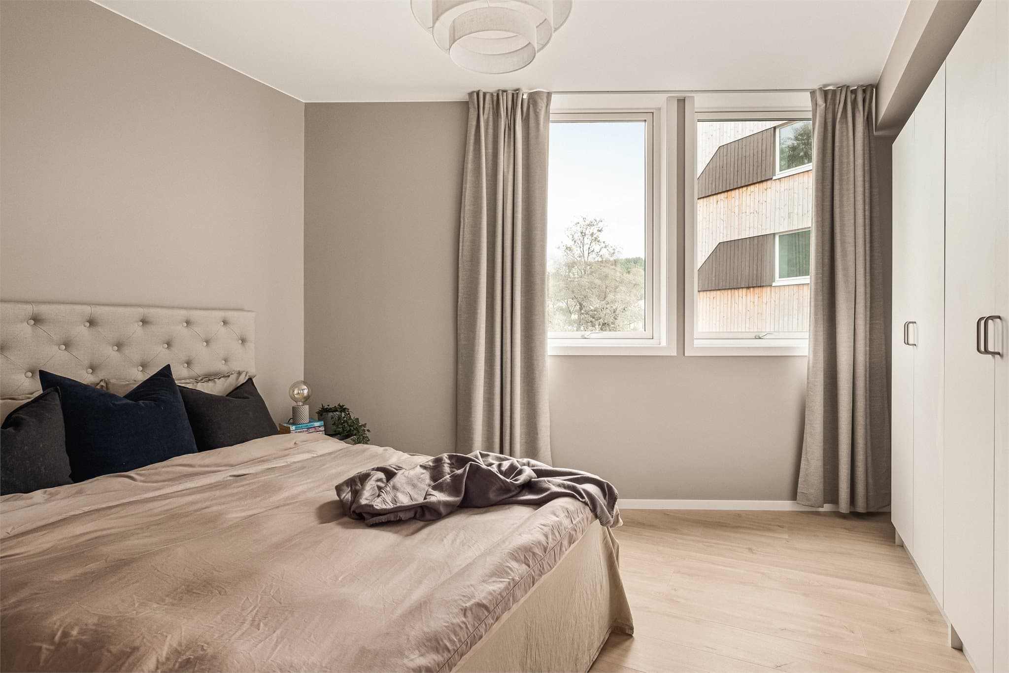 Hovedsoverom med 2 garderobeskap som medfølger handelen.