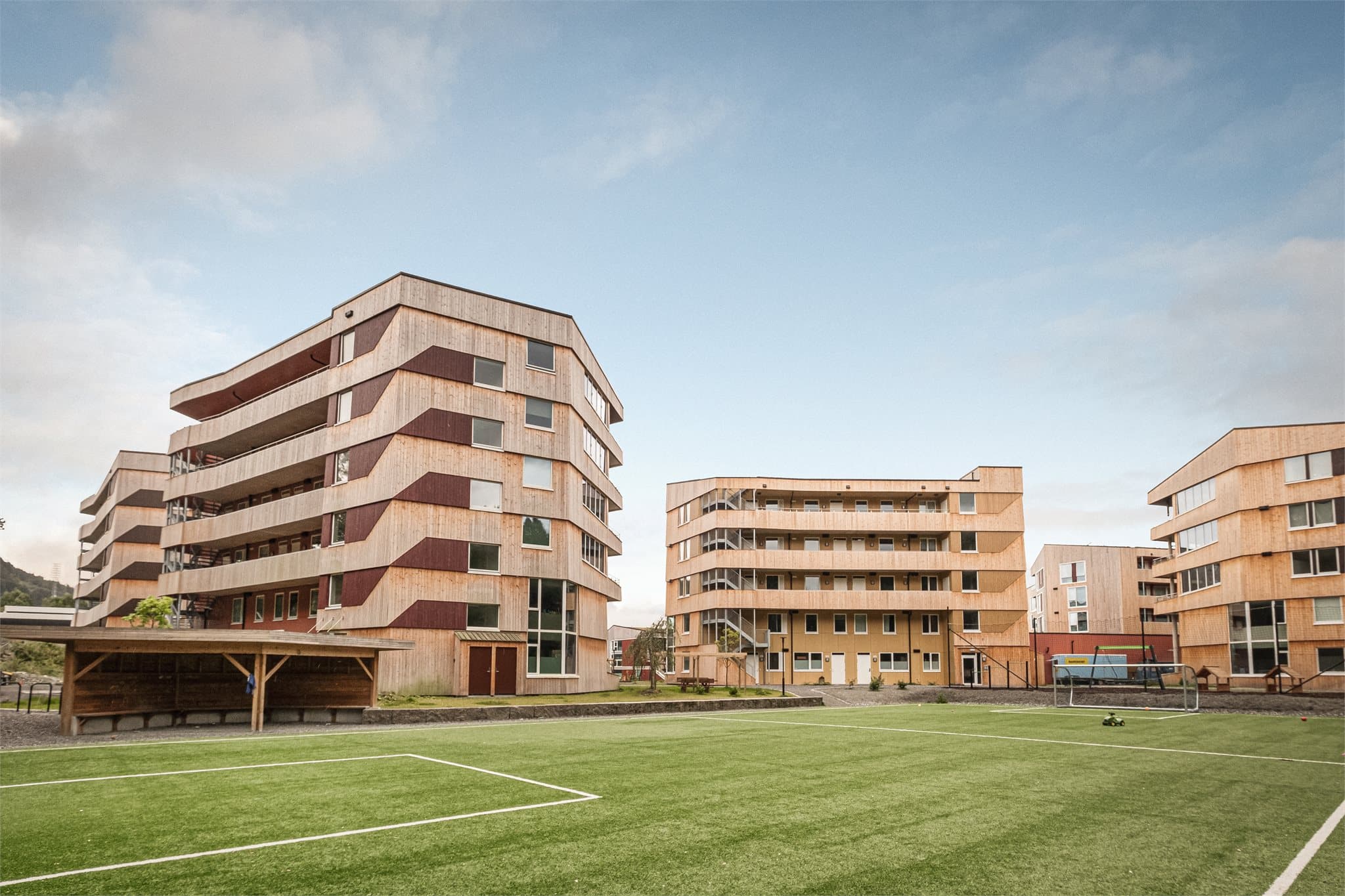 Egen ballbane like ved blokken.