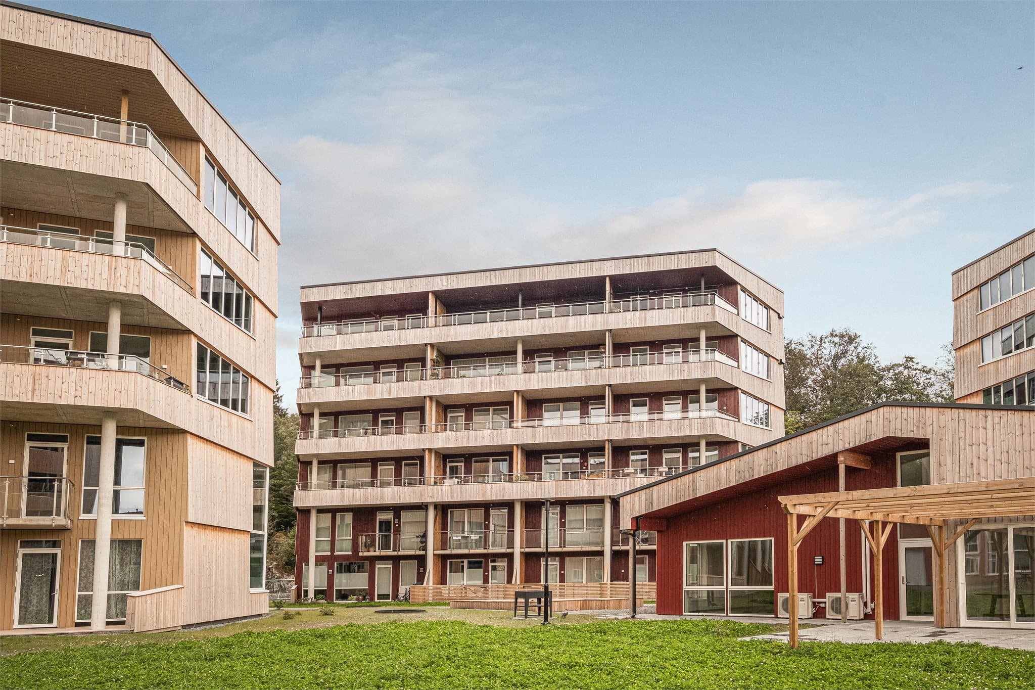 Sameiene har flotte felleområder bestående av insektshotell, forskningsstasjon for barna, hoppesteiner, lekestativ, ballbane, frukttrær, m.m.