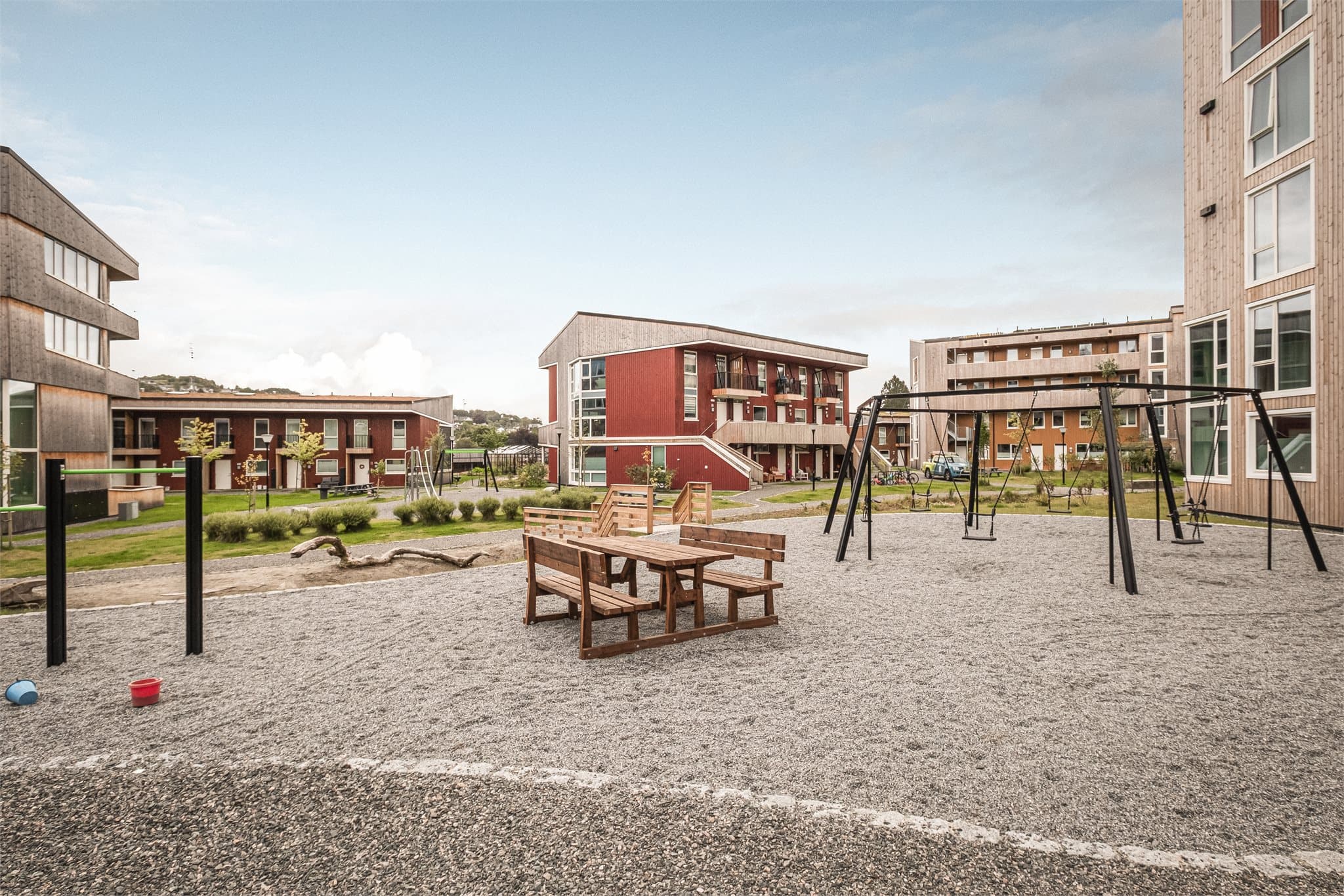 Sameiene har flotte felleområder bestående av insektshotell, forskningsstasjon for barna, hoppesteiner, lekestativ, ballbane, frukttrær, m.m.