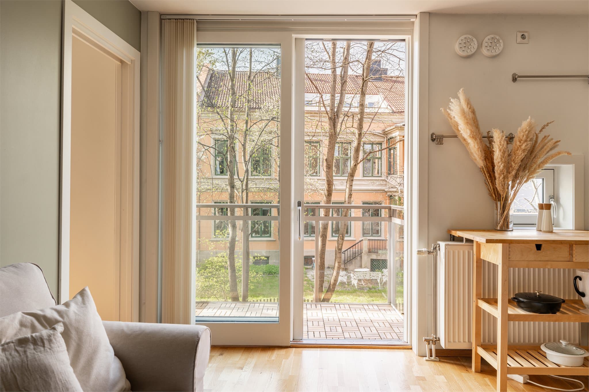 Store vindusflater gir masse lys til boligen gjennom hele dagen.