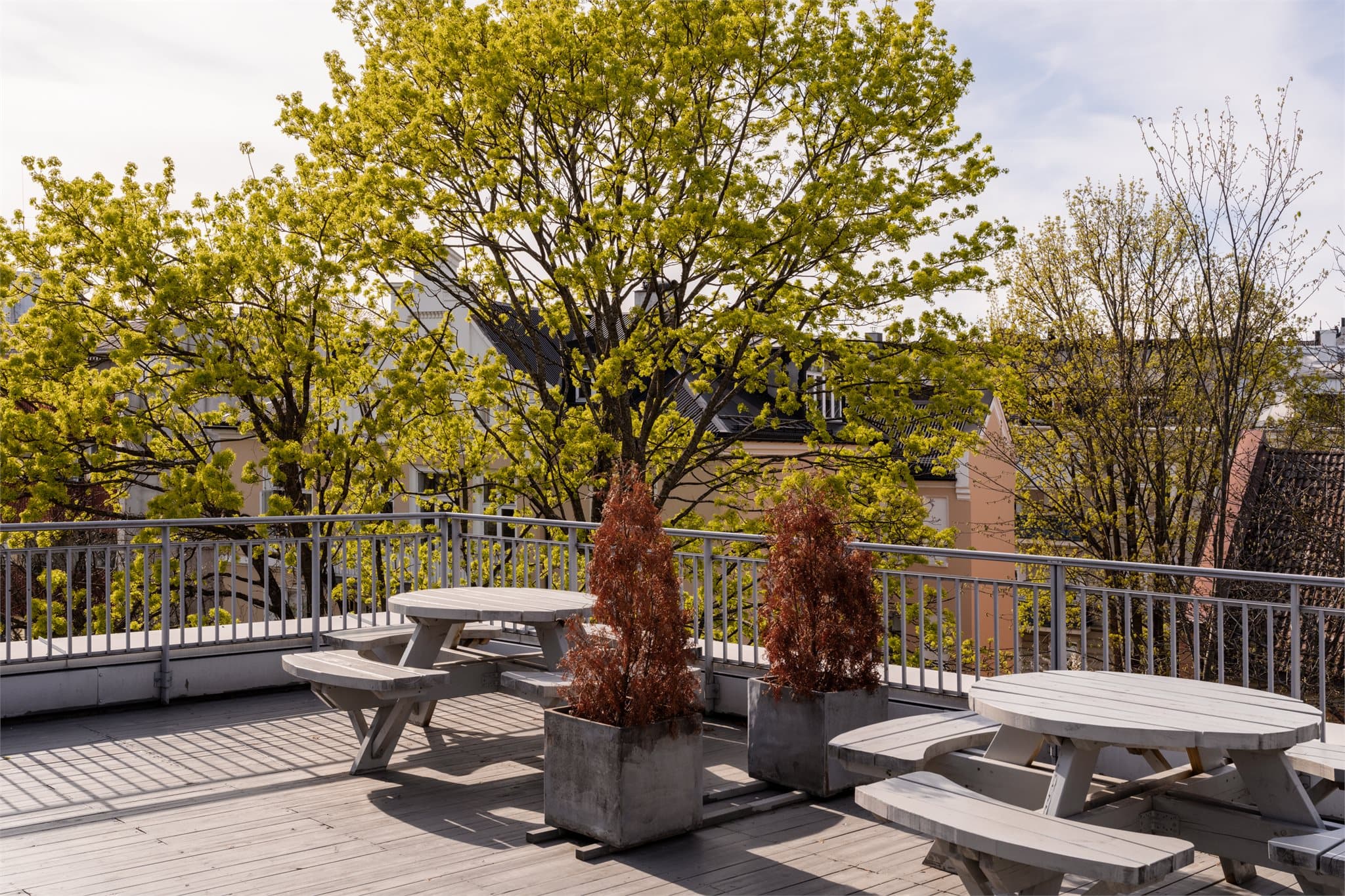 Borettslaget har en felles takterrasse med fantastisk utsikt og sol hele dagen, som er tilgjengelig for beboerne.