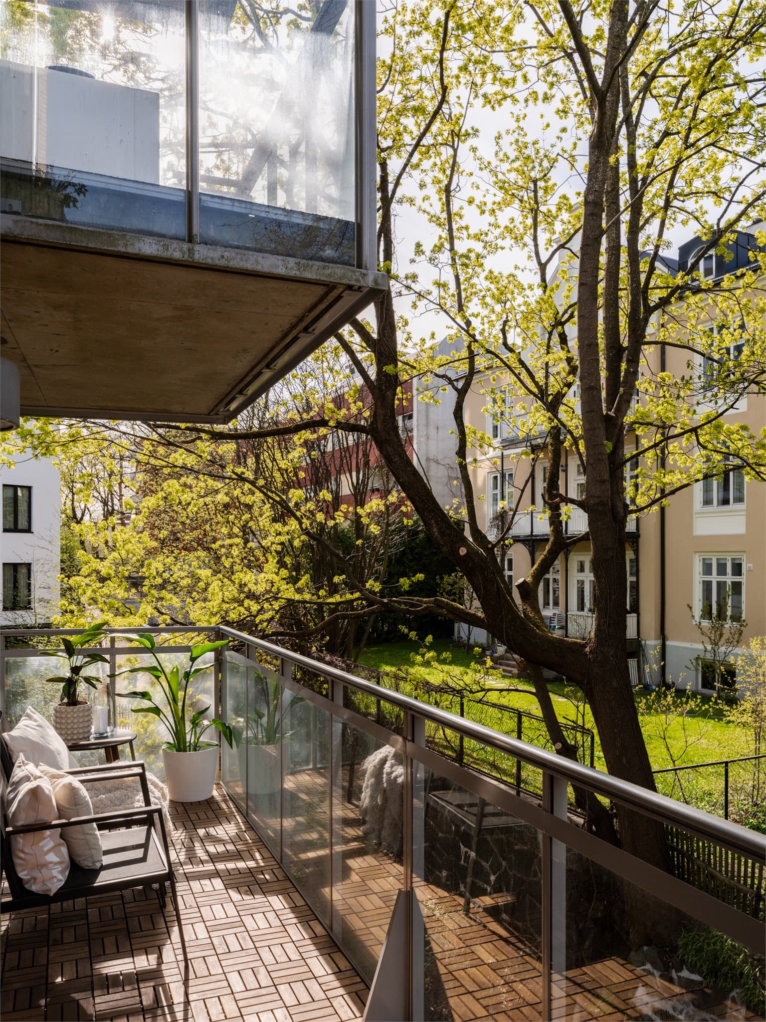 Boligen har en stor balkong på hele ca. 9 kvm som strekker seg rundt hjørnet.