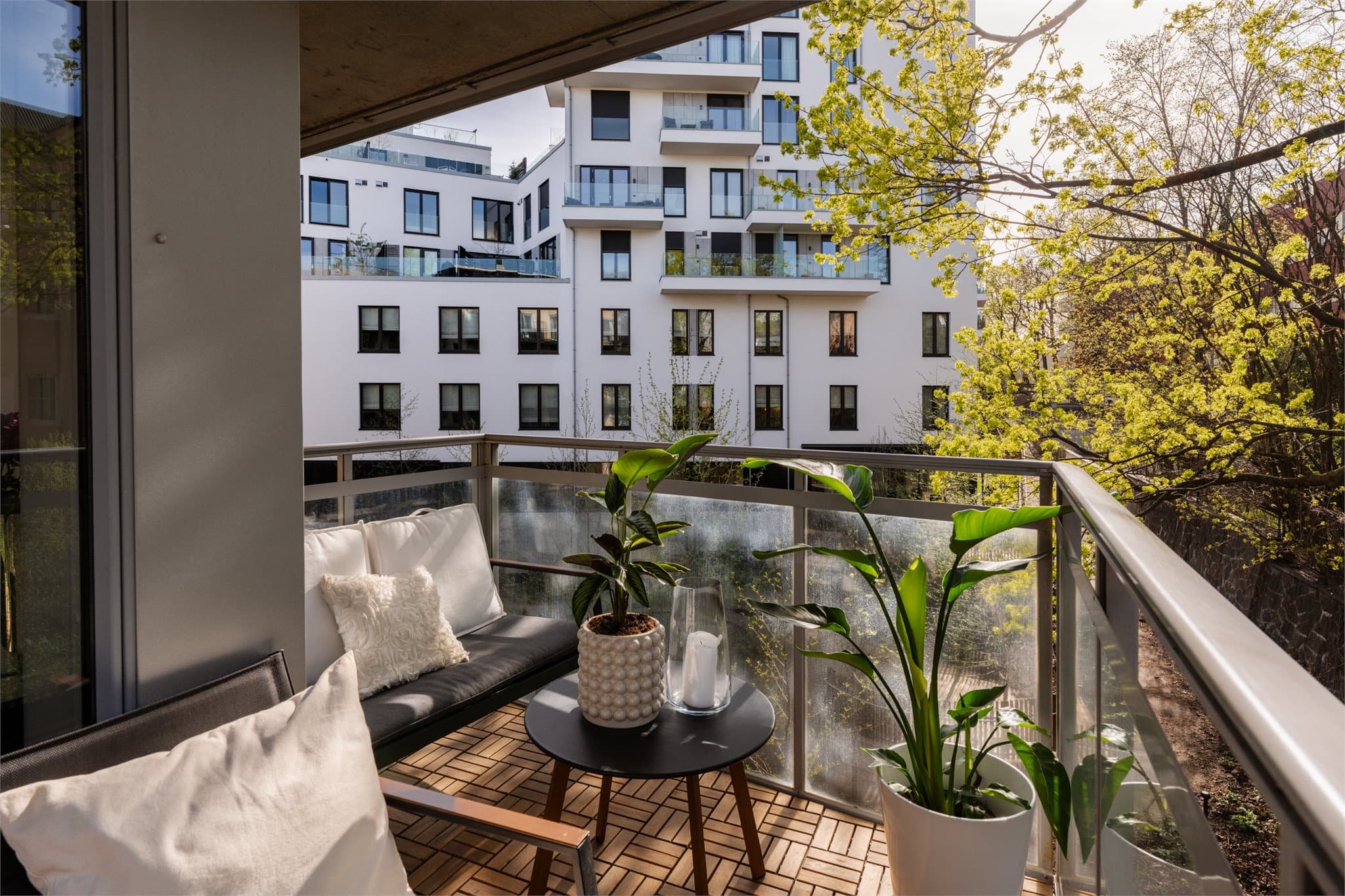 Her kan du nyte sommerdagene i rolige og idylliske omgivelser, mens på andre siden av det hvite bygget (Sommero) finner du alt det beste Solli plass kan by på!